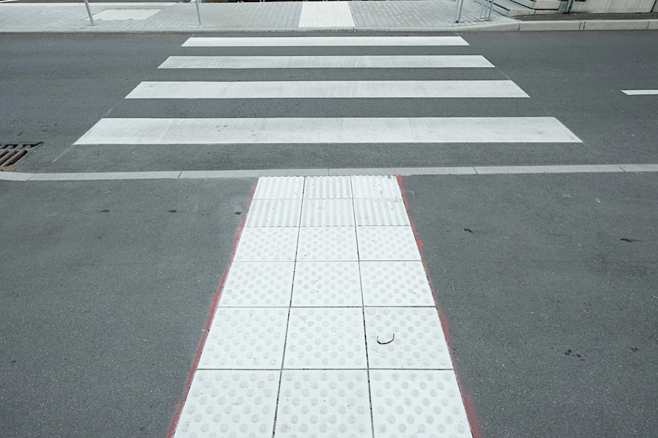 Ein Fußgängerüberweg mit taktilen Elementen für Sehbehinderte
