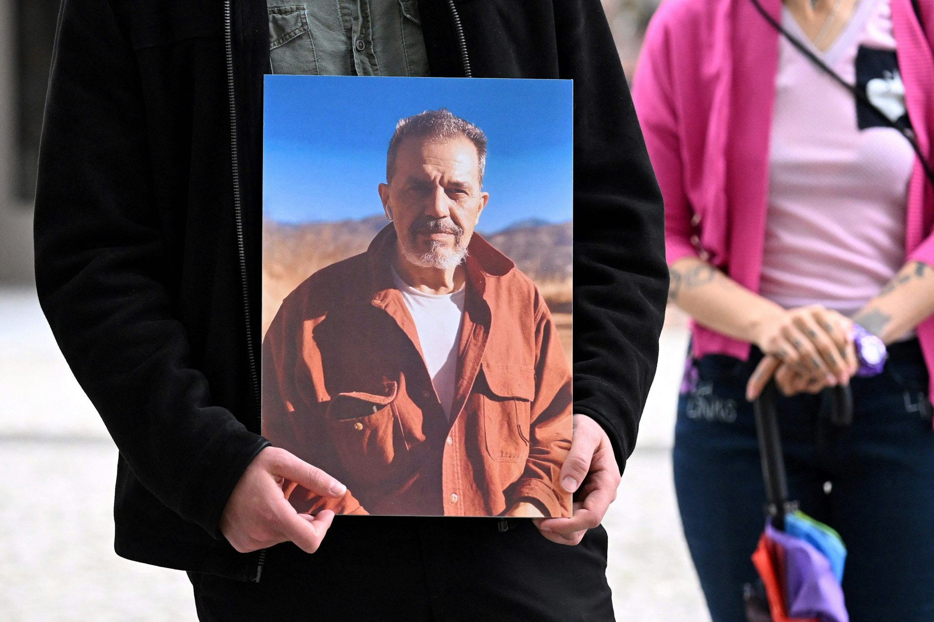 Ein Demonstrant hält bei einem Protest vor dem Auswärtigen Amt in Berlin gegen die Inhaftierung ein Foto des entführten Djamshid Sharmahd (68).
