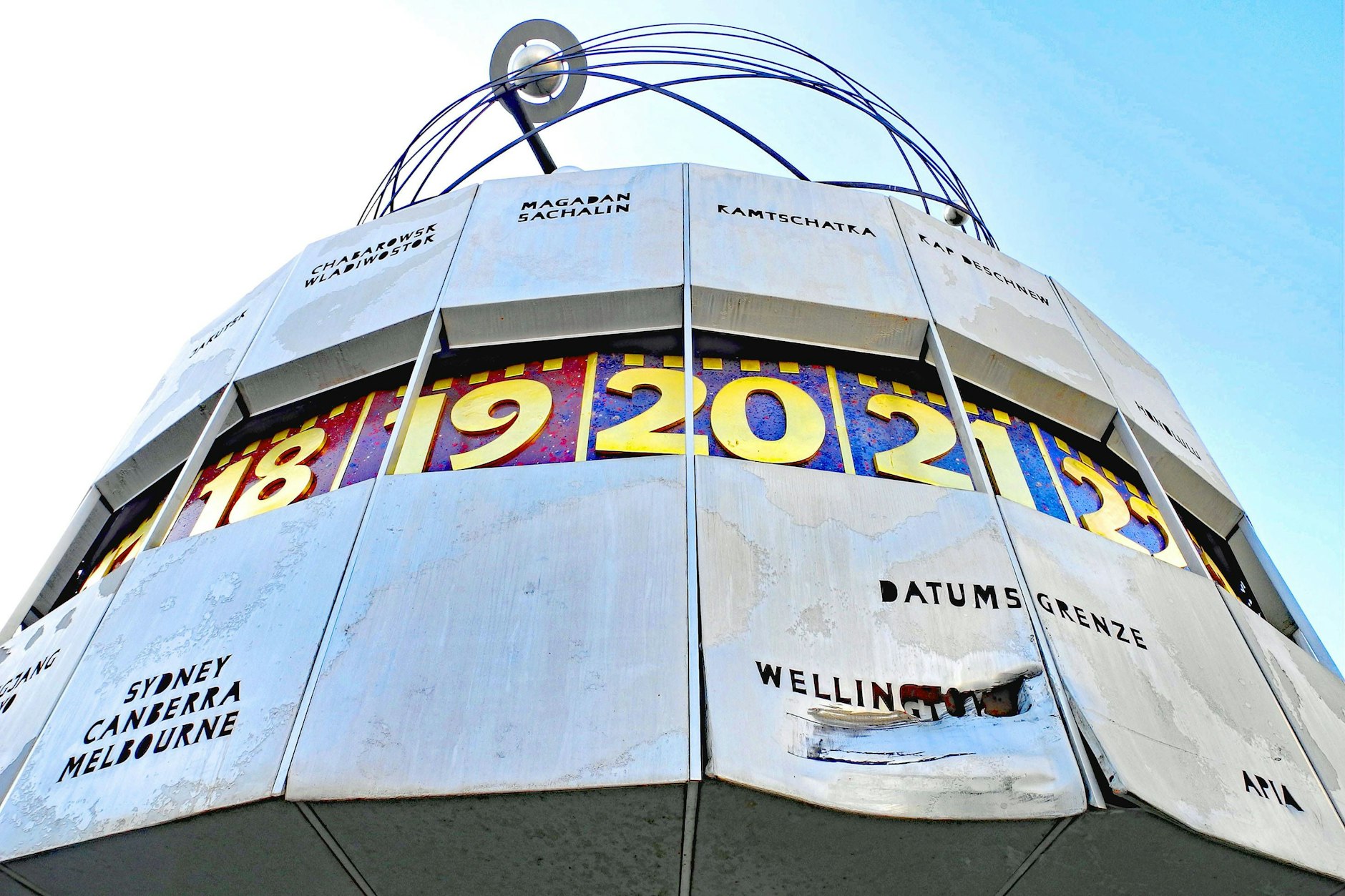 Die beschädigte Weltzeituhr am Berliner Alexanderplatz