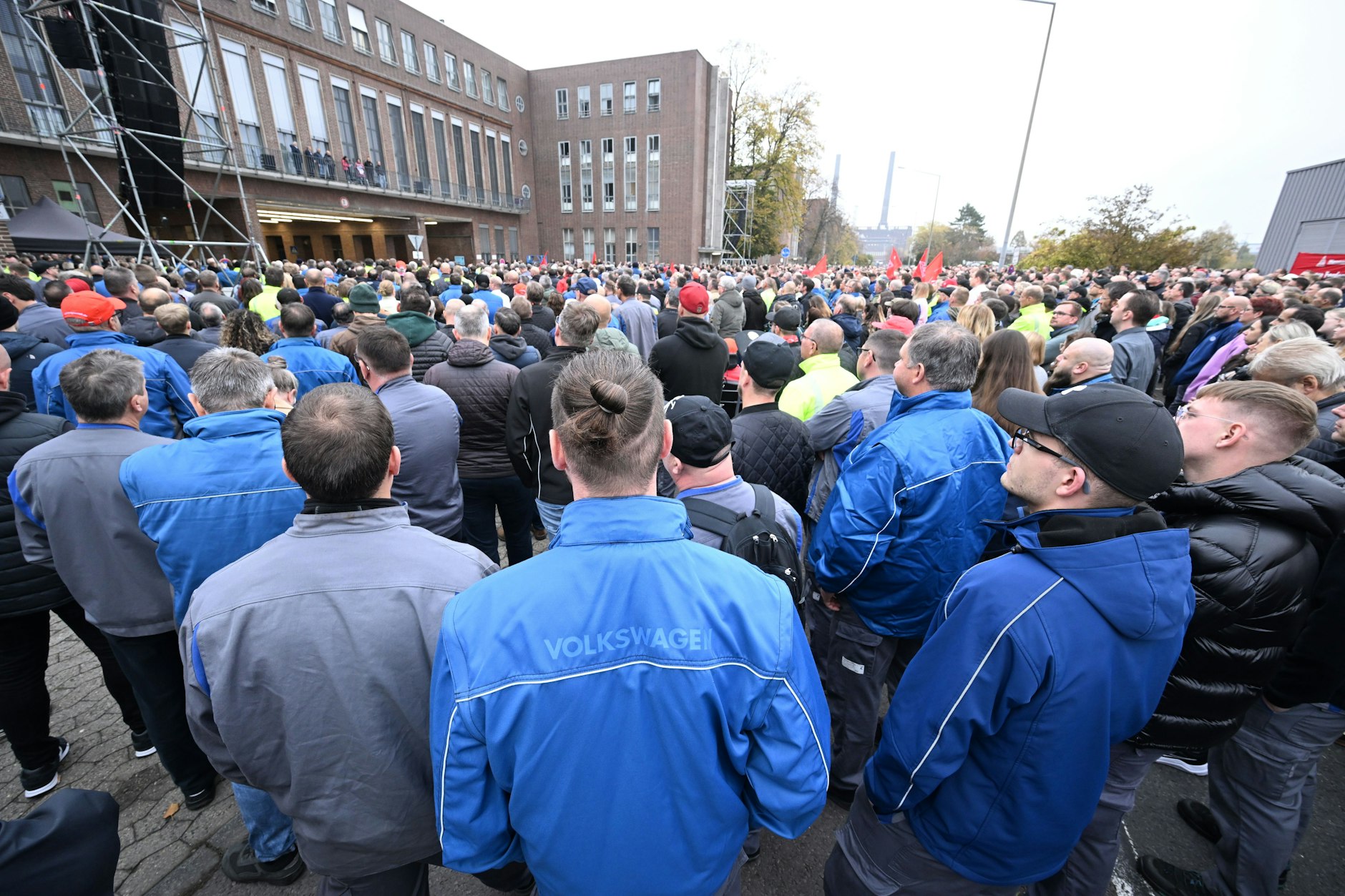 Geschockte Mitarbeiter bei einer Informationsveranstaltung in Wolfsburg. 