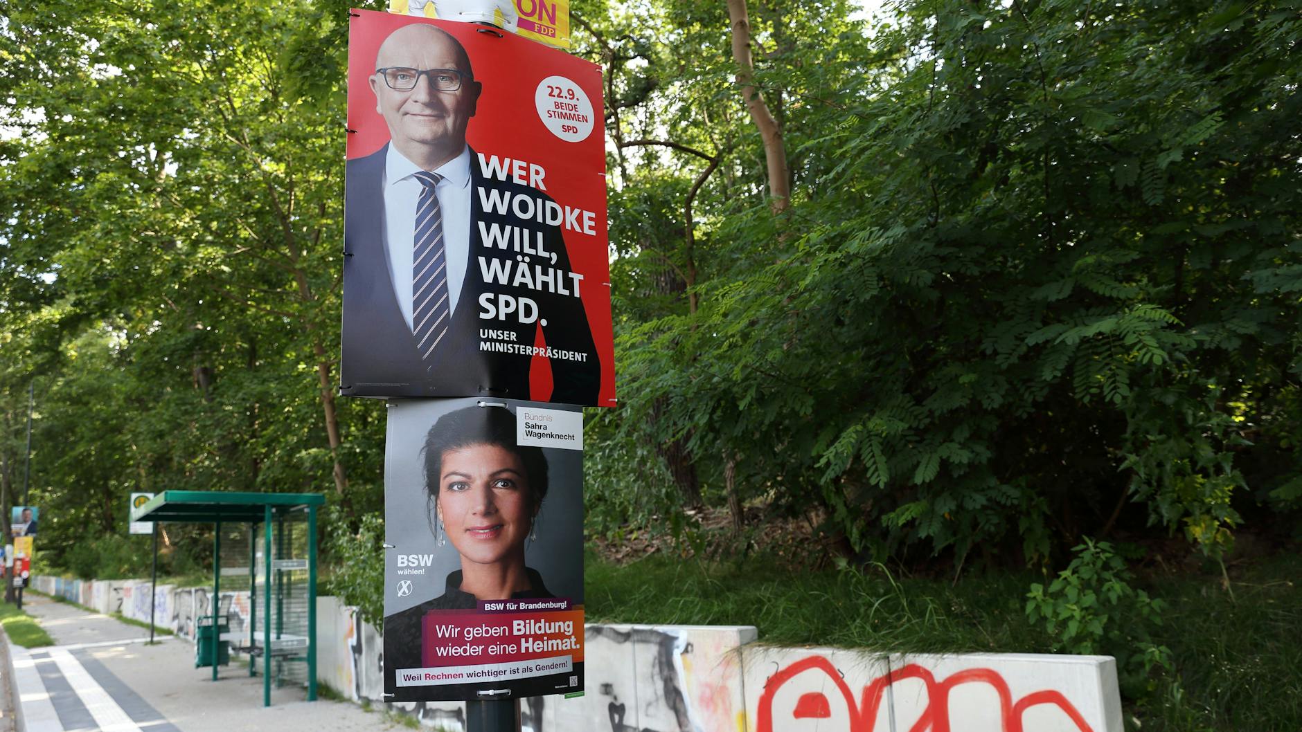 SPD-Plakate mit Dietmar Woidke und BSW-Plakate mit Sahra Wagenknecht waren vor der Wahl in Brandenburg oft übereinandergehängt zu sehen.