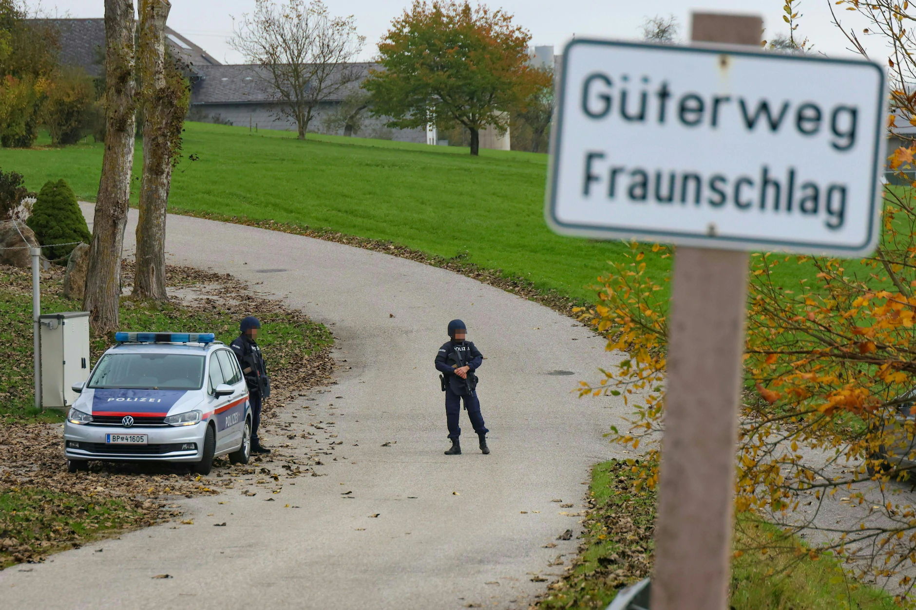 Einsatzkräfte der Polizei stehen in Altenfelden im Mühlviertel in Oberösterreich, nachdem ein Bürgermeister erschossen worden war. 