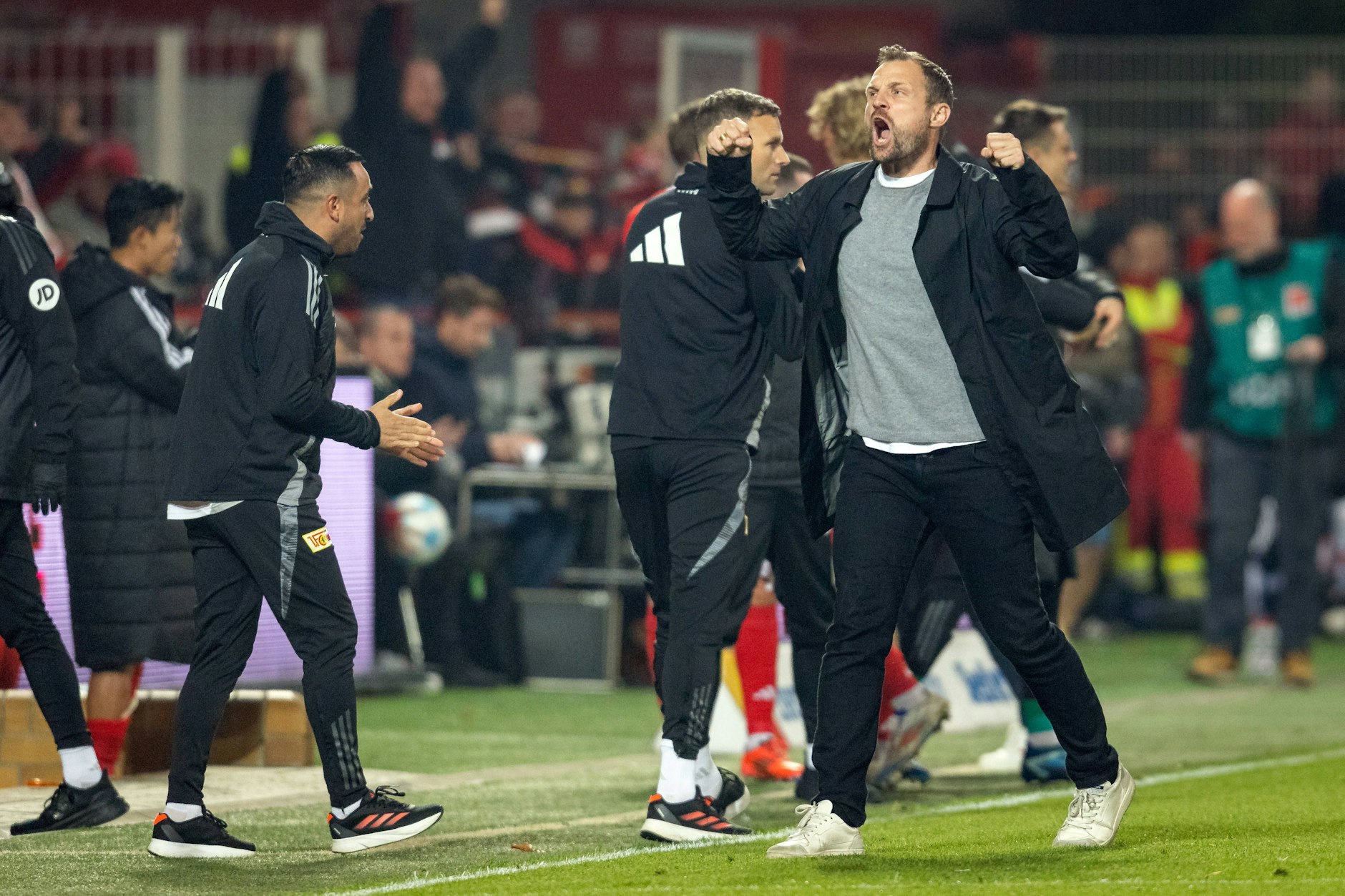 Union-Trainer Bo Svensson (45) lebt seinen Spielstil an der Seitenlinie vor. Der Däne geht immer voll mit und fordert das auch von den Fans. 