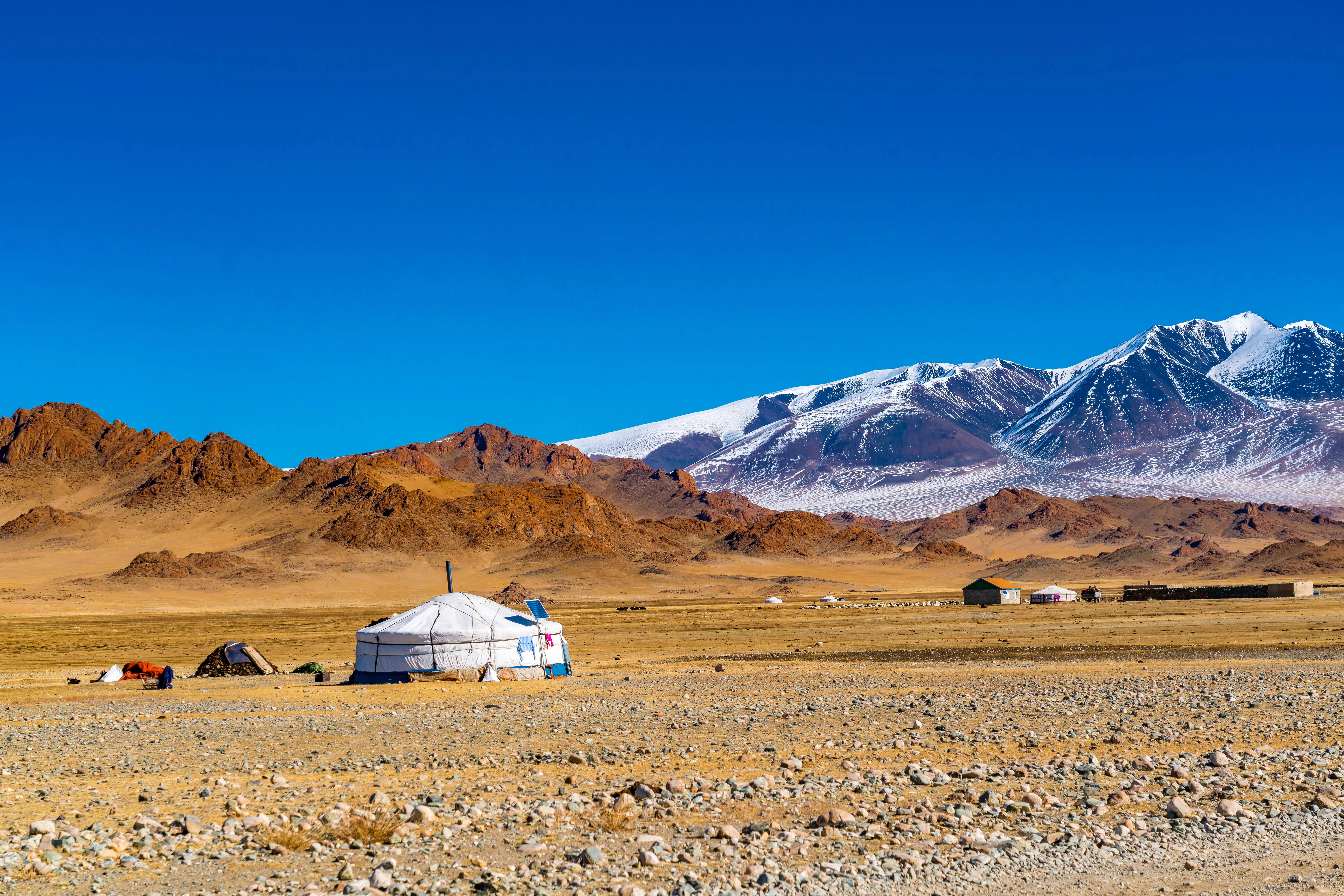 Die Berge im mongolischen Altai sind bis zu 4000 Meter hoch.