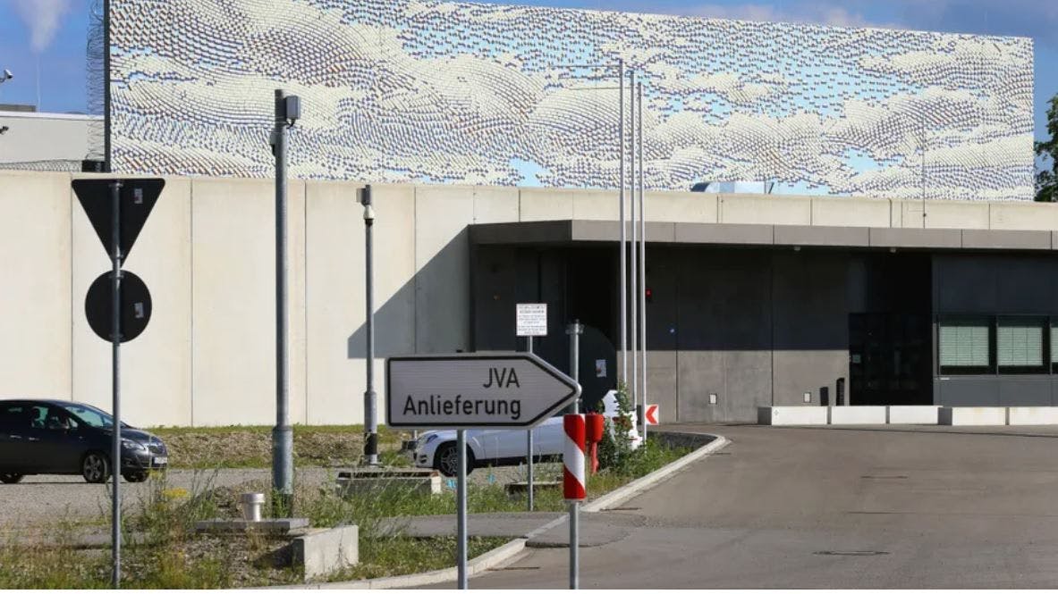 In der JVA Augsburg-Gablingen soll es zu den Übergriffen gekommen sein.
