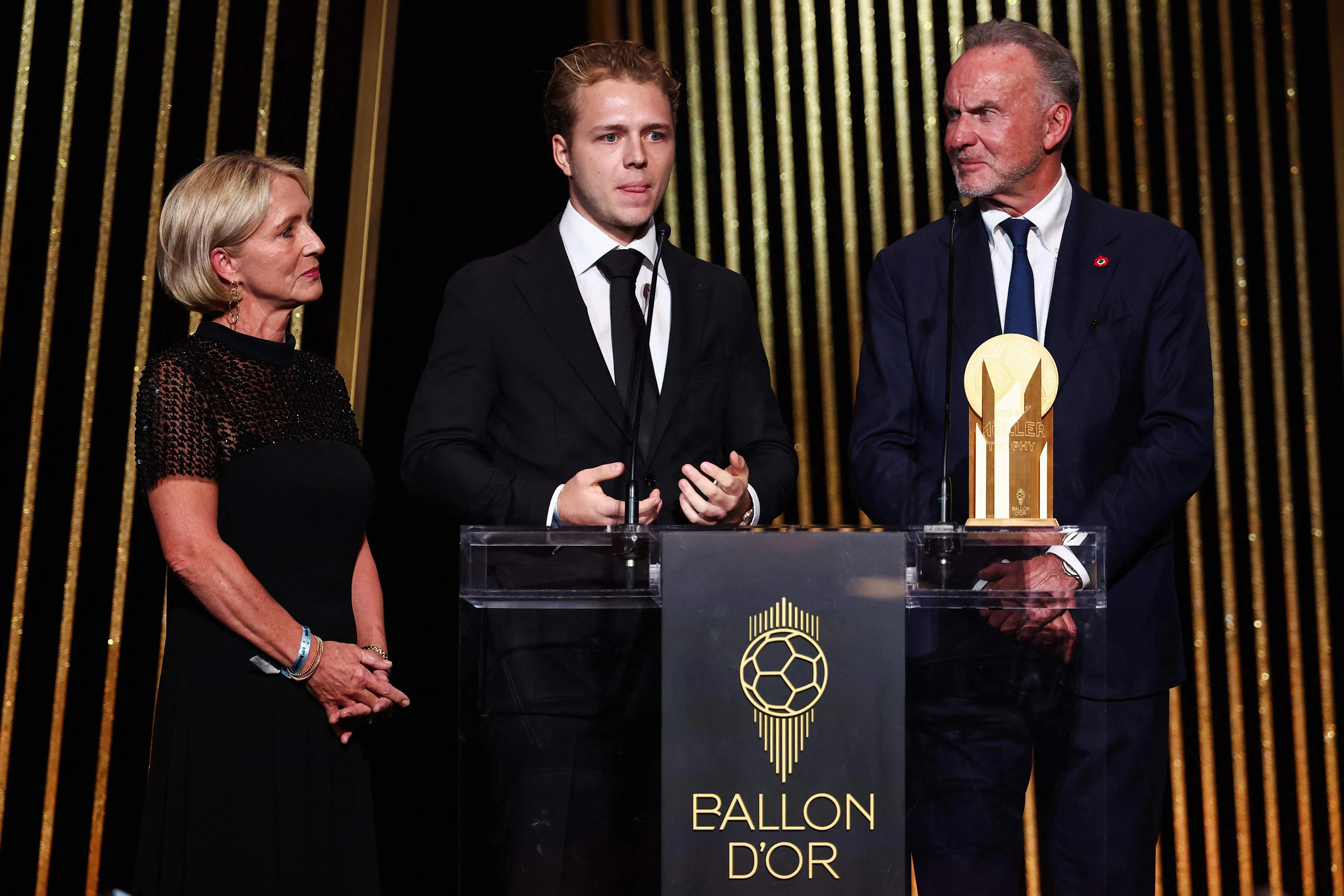 Franz Beckenbauers Witwe Heidi, sein Sohn Joel Beckenbauer und Karl-Heinz Rummenigge stehen auf der Bühne während einer Hommage an Franz Beckenbauer.