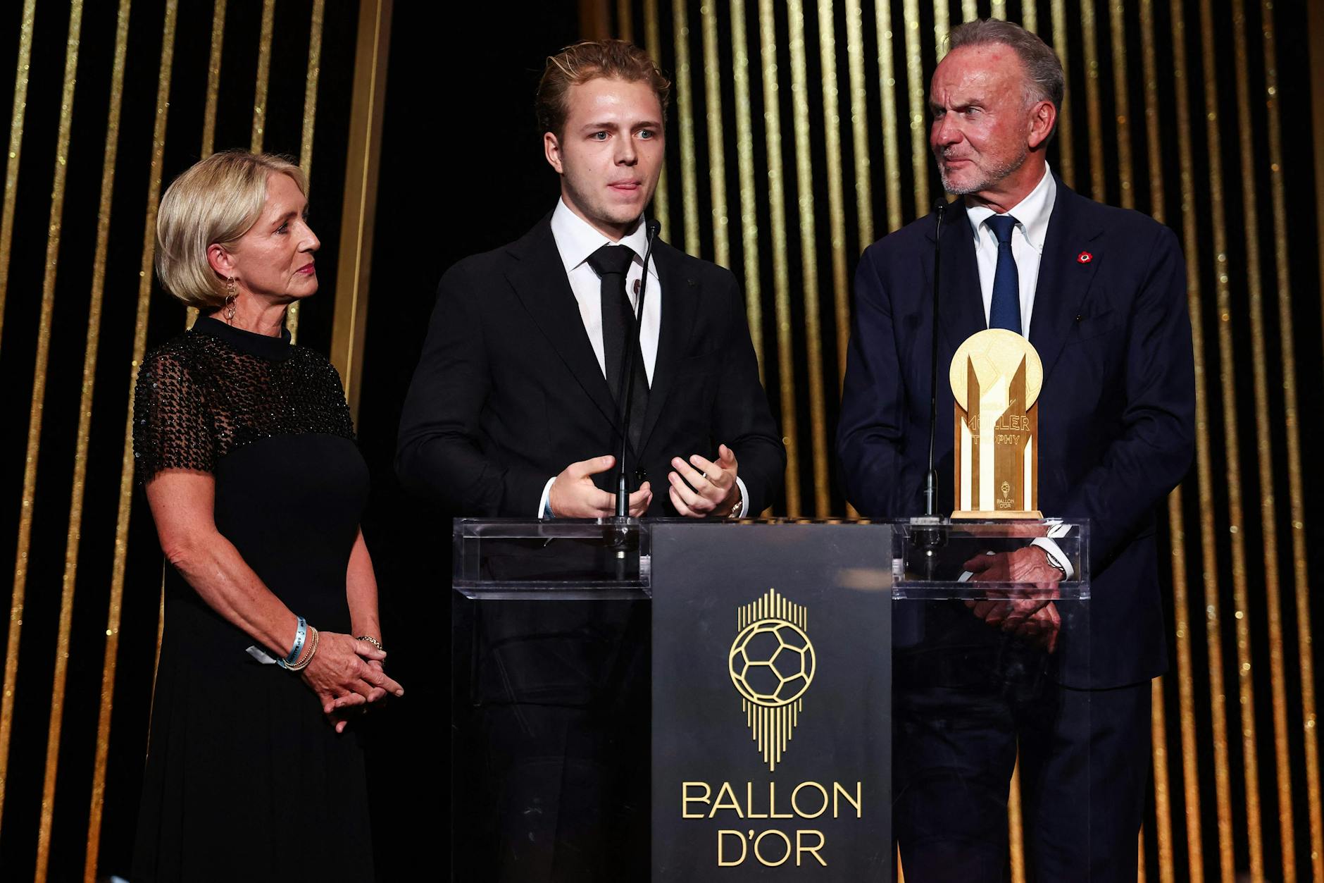 Franz Beckenbauers Witwe Heidi, sein Sohn Joel Beckenbauer und Karl-Heinz Rummenigge stehen auf der Bühne während einer Hommage an Franz Beckenbauer.