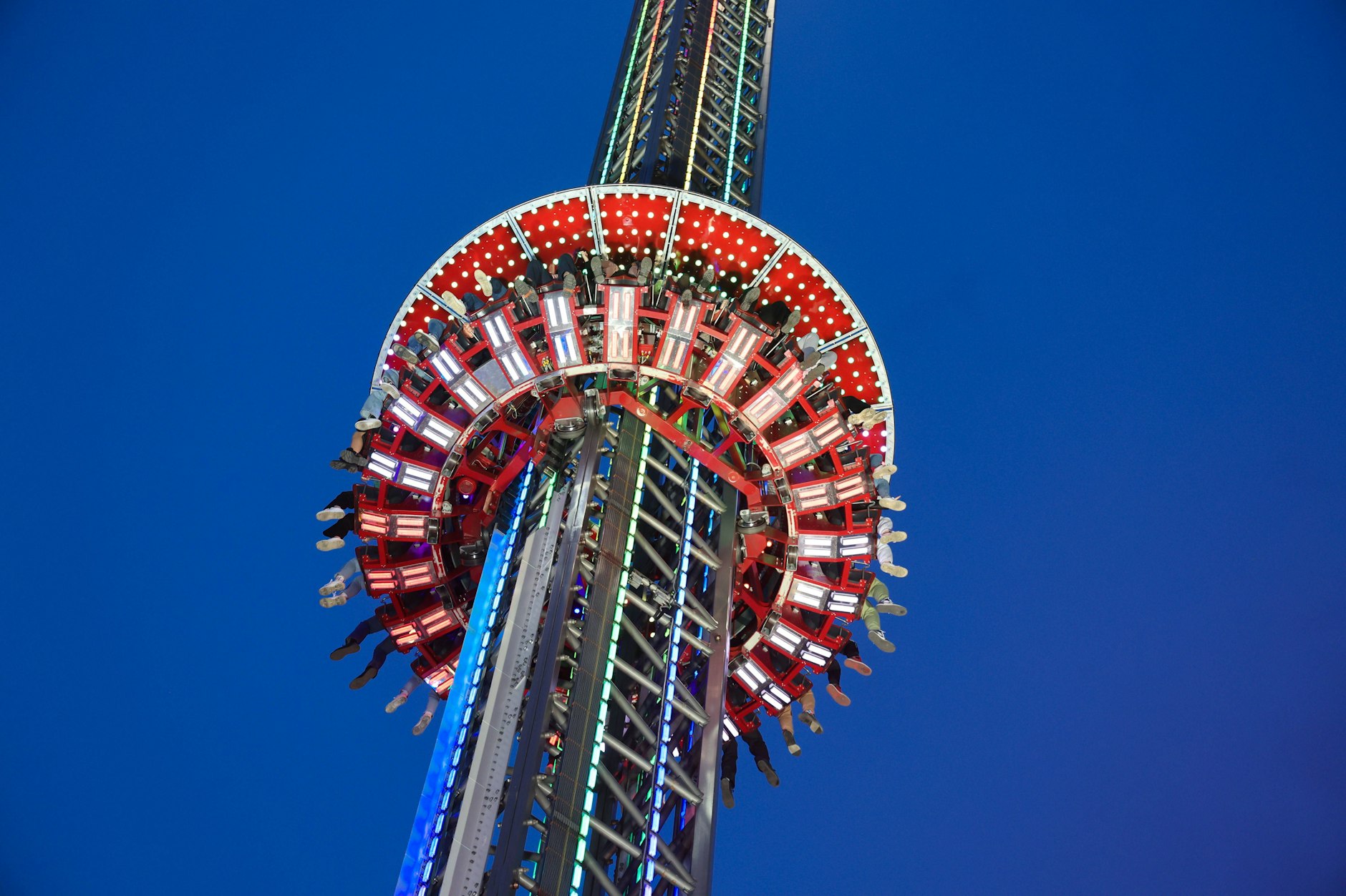 Mutige können sich beim Berliner Wintertraum im Freifallturm ihre Portion Nervenkitzel abholen.