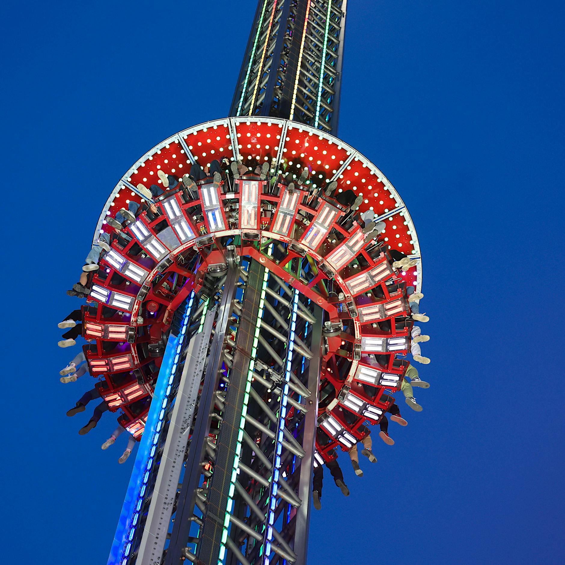 Weihnachtsmarkt: Berliner Wintertraum 2024 mit Freifallturm „Mission Impossible Tower“