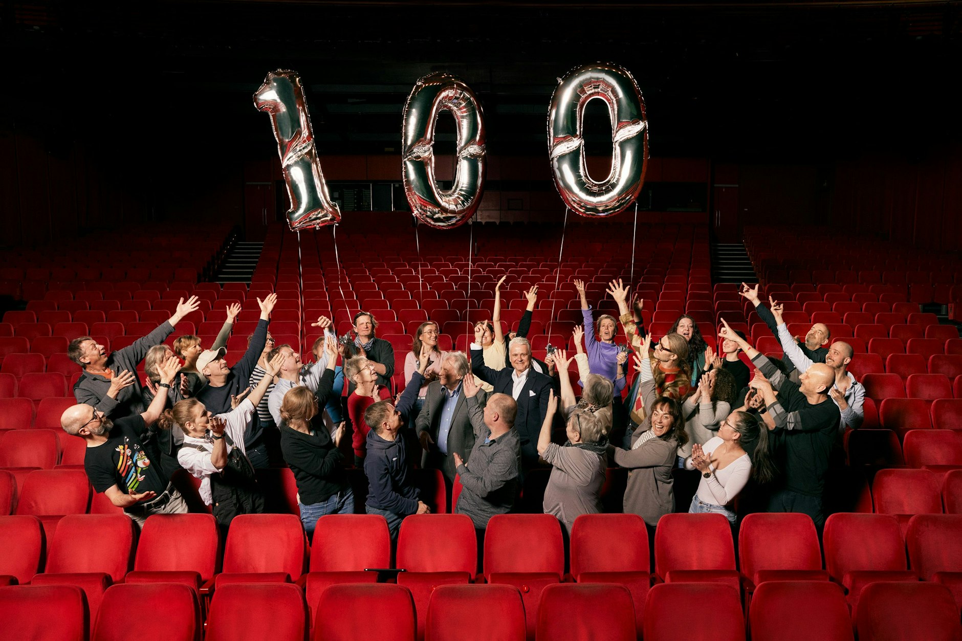 Intendant Martin Woelffer (schwarzer Anzug) und sein Team feiern bald den 100. Geburtstag der Komödie am Kurfürstendamm. Derzeit gastiert man am Potsdamer Platz und muss sich trotz der Feierlichkeiten eine neue Spielstätte suchen.