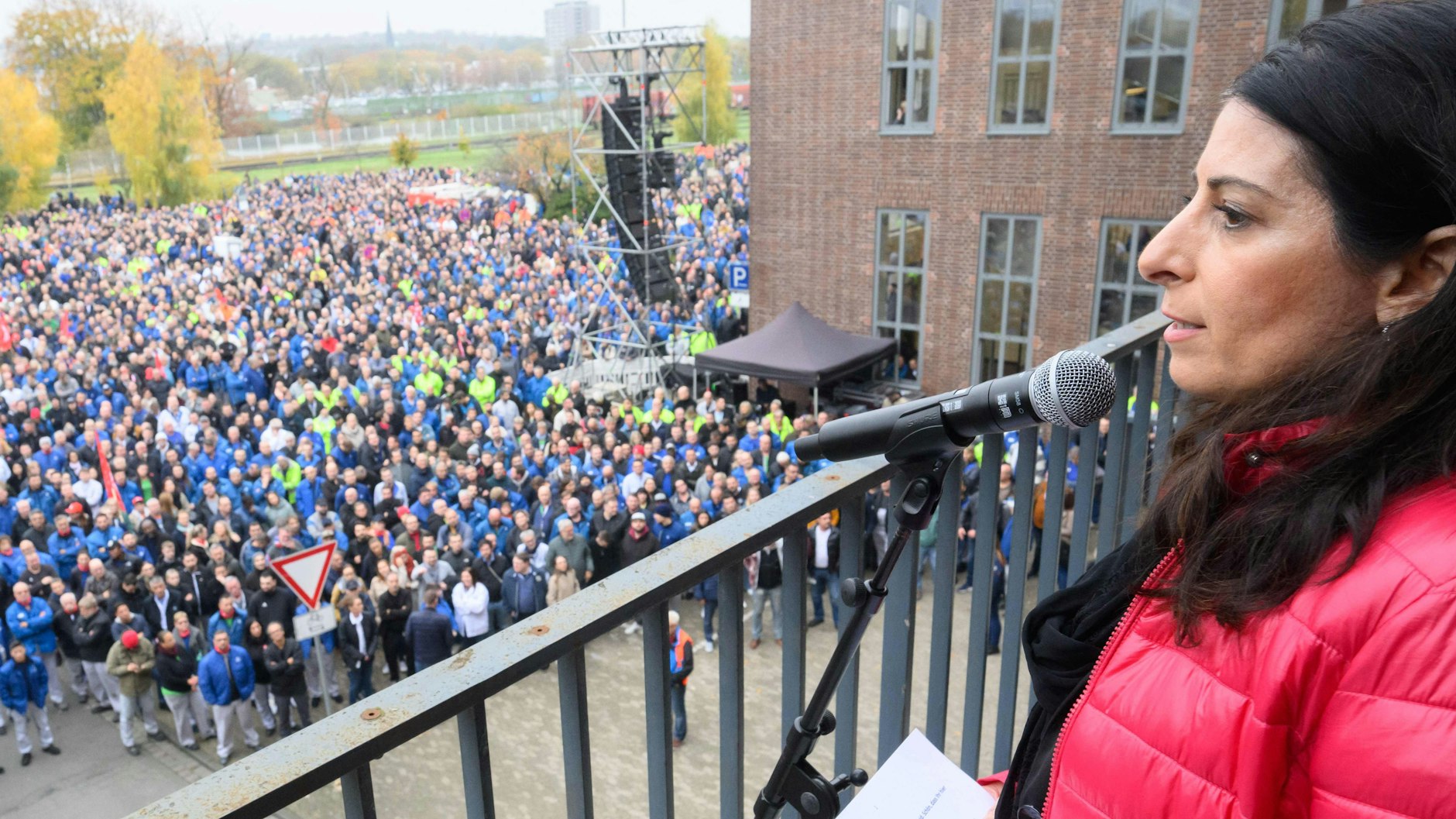 Gesamtbetriebsratschefin Daniela Cavallo spricht vor Mitarbeitern.