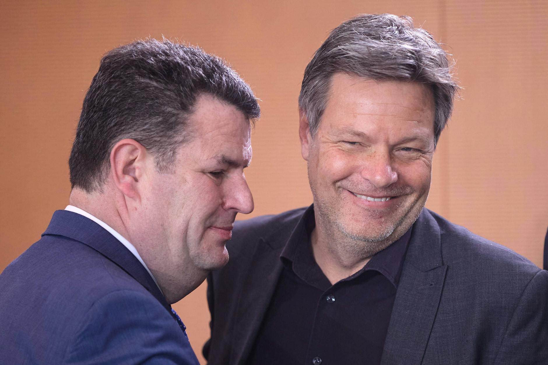 „Wenn wir gemeinsam arbeiten“, erklärt Hubertus Heil vor Journalisten – und Ampel-Kollege Robert Habeck muss im Hintergrund schmunzeln.