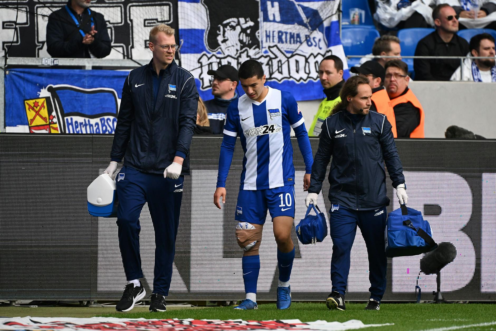Ibrahim Maza (18) verletzte sich in Karlsruhe am Knie und lässt die Fans von Hertha BSC zittern, ob er rechtzeitig fit für das Pokalspiel gegen Heidenheim wird.