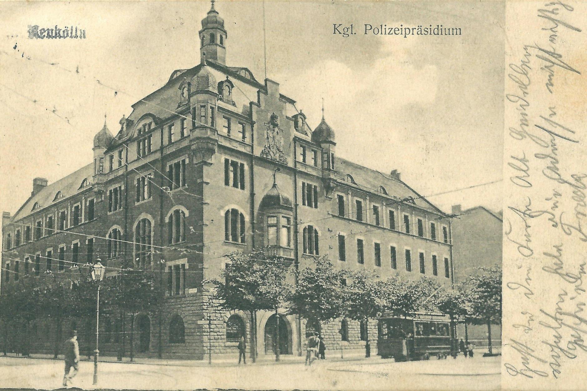 Diese Ansichtskarte aus dem Jahr 1914 zeigt das Neuköllner Polizeipräsidium.