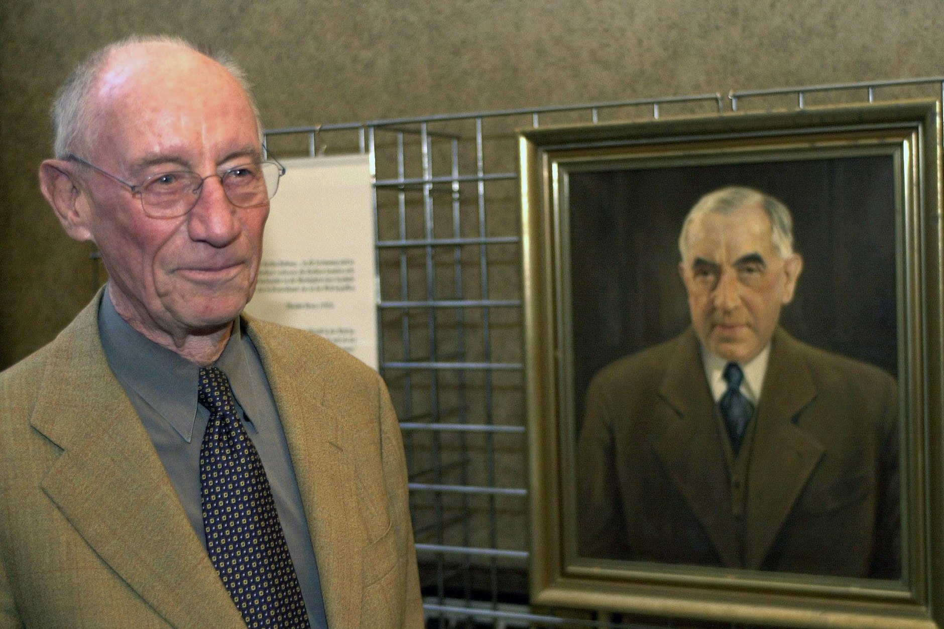 Edzard Reuter, Sohn des ehemaligen Berliner Oberbürgermeisters und Regierenden Bürgermeisters Ernst Reuter, steht neben dem Gemälde seines Vaters im Berliner Rathaus. 