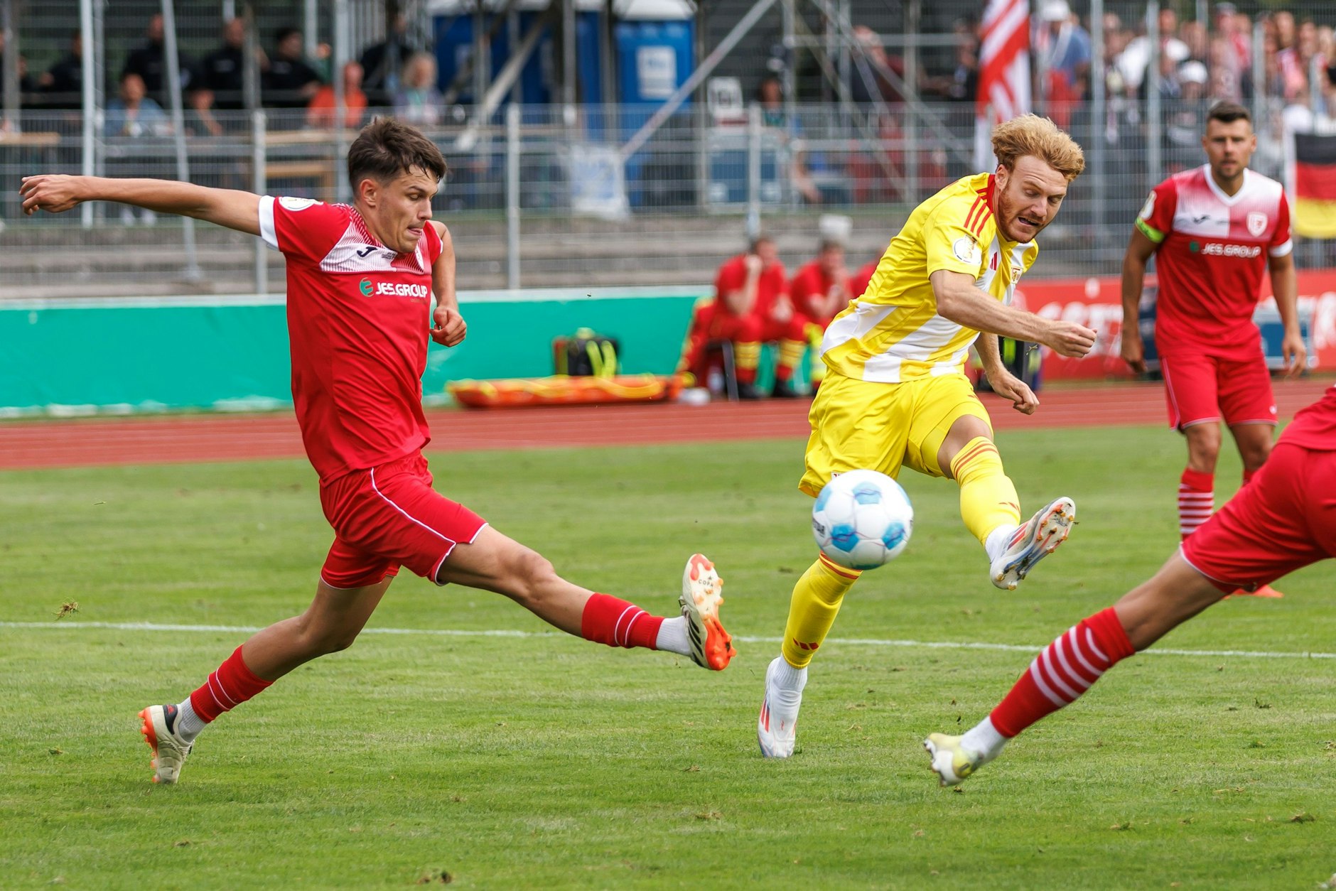 Unions Stürmer Yorbe Vertessen (r.) trifft zum 1:0 gegen Lorenz Hollenbach vom Greifswalder FC.&nbsp;