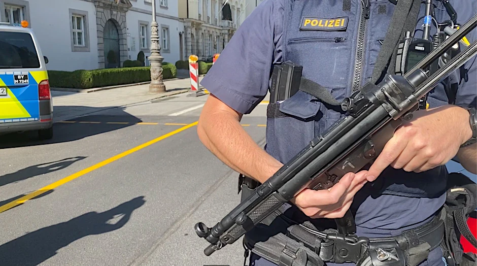 Ein Polizist mit Maschinenpistole ist in München im&nbsp;Einsatz. Die Polizei hat am 5. September einen 18-jährigen Österreicher getötet, der 
          auf das israelische Generalkonsulat und das NS-Dokumentationszentrum in München geschossen hatte.&nbsp;