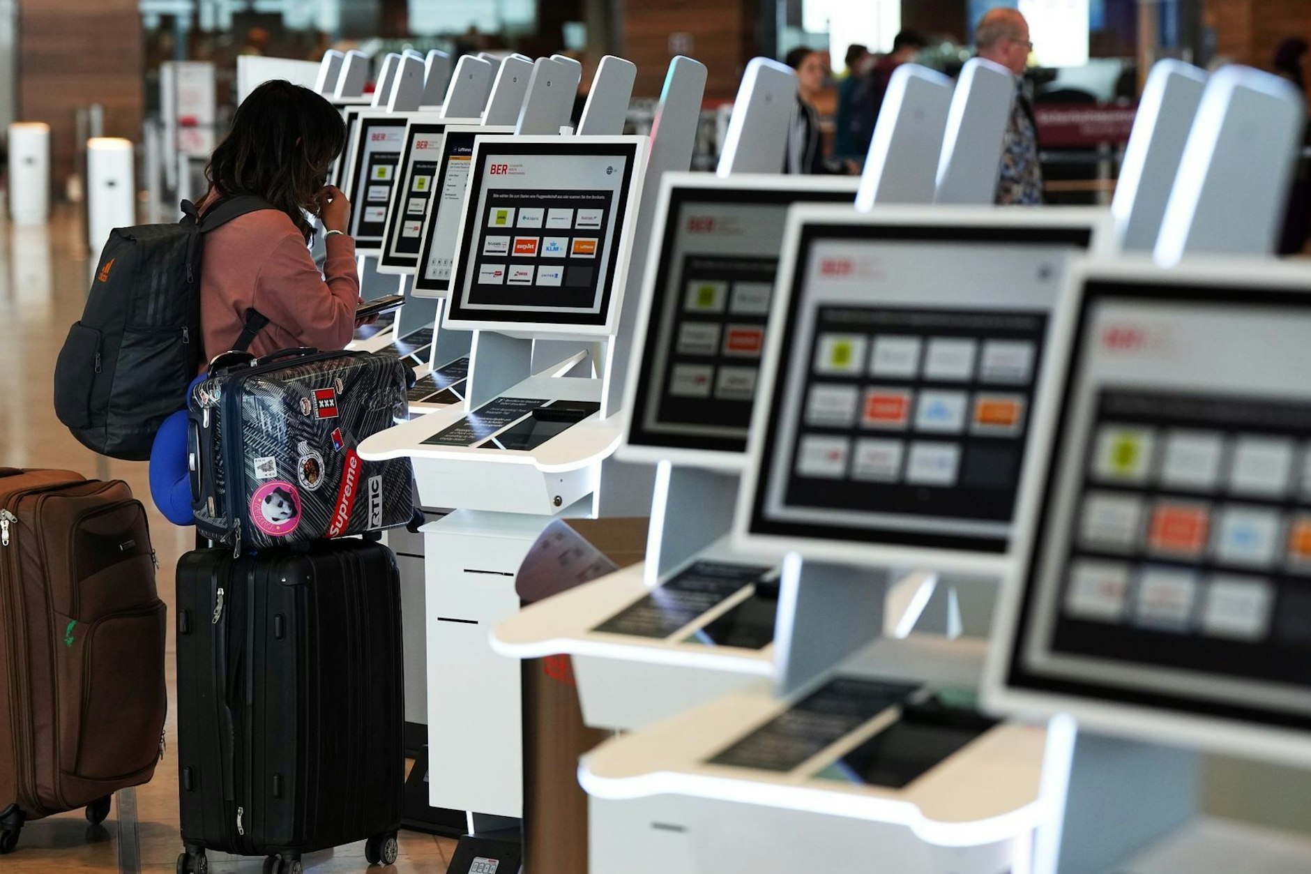 Auf dem Flughafen Berlin Brandenburg übernehmen Reisende vieles selbst – so wie hier den Check-in am Automaten.