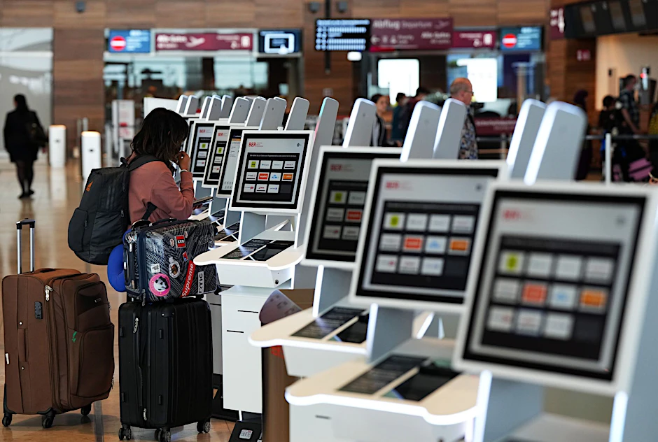 Auf dem Flughafen Berlin Brandenburg übernehmen Reisende vieles selbst – so wie hier den Check-in am Automaten.