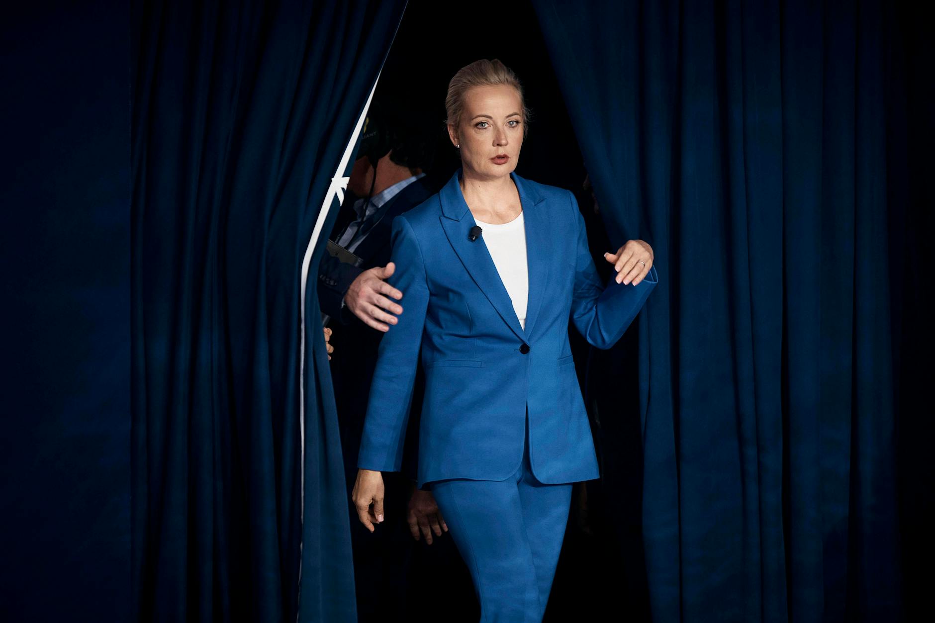 24.09.2024, USA, New York: Die russische Politikerin und Witwe von Alexej Nawalny, Julija Nawalnaja, betritt die Bühne während der Clinton Global Initiative in New York.