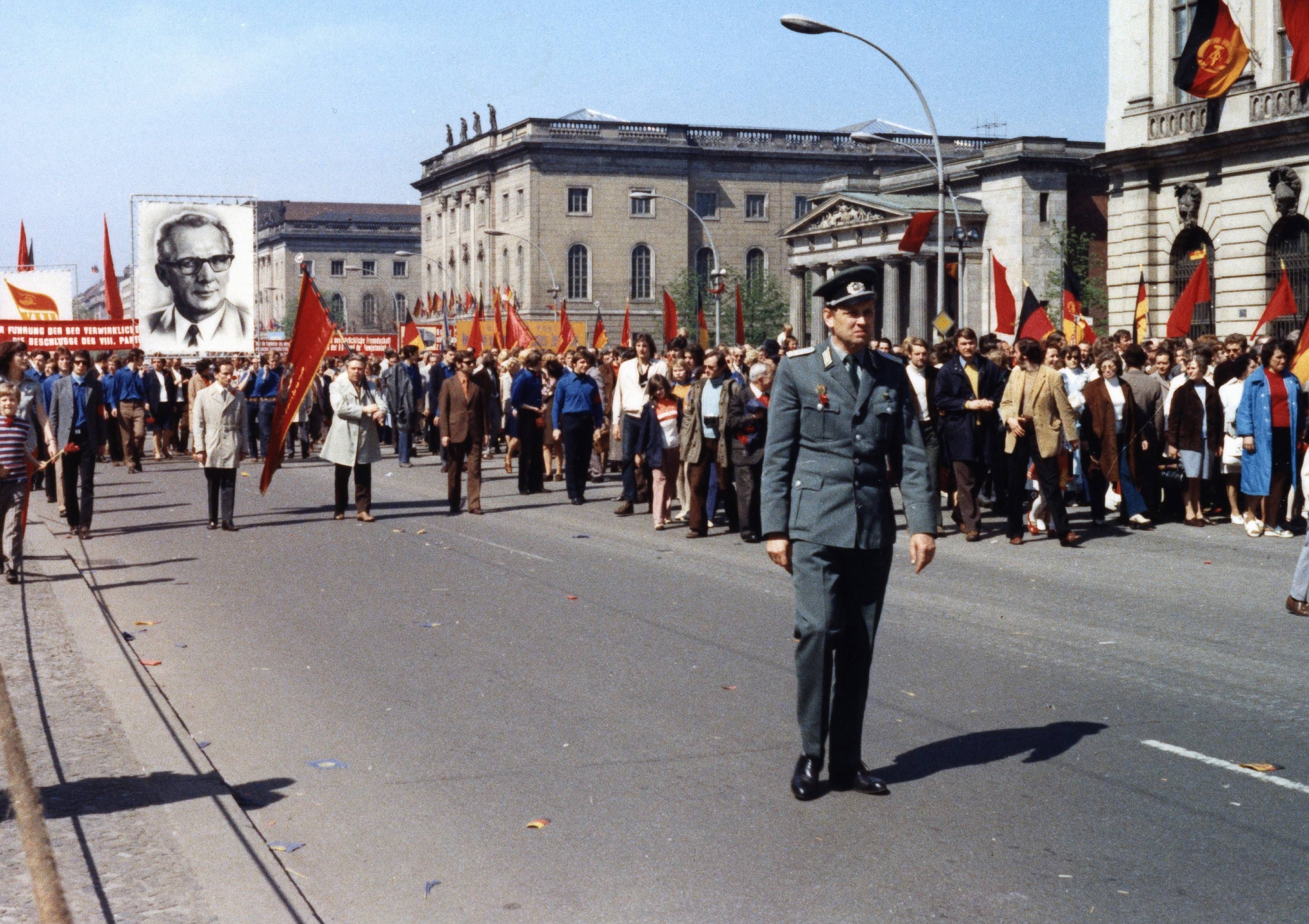 DDR: Wie sinnvoll ist es, den SED-Staat eine Diktatur zu nennen? – Historikerin