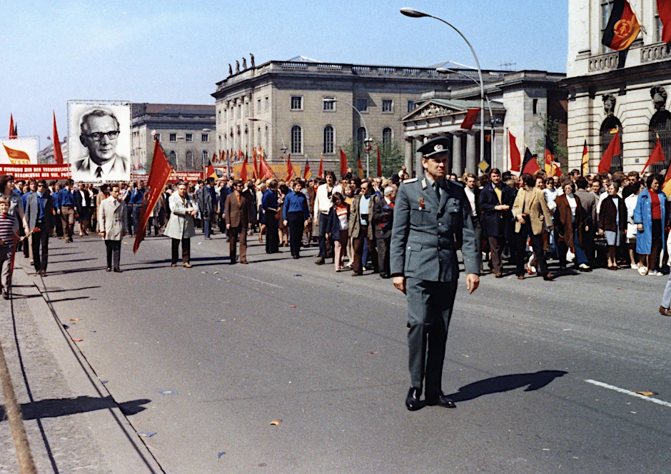 Demonstrationszug am 1. Mai 1973 in Ost-Berlin auf der Straße Unter den Linden mit einem Großporträt von Erich Honecker