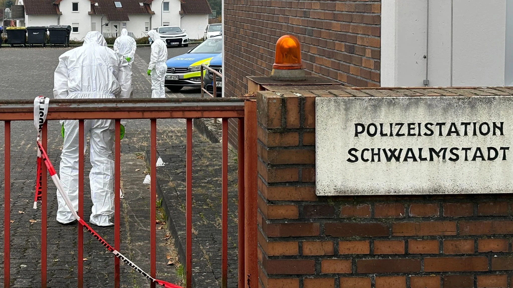 Mitarbeiter der Spurensicherung arbeiten vor der Polizeiwache in Schwalmstadt. Dort erschoss die Polizei eine 20-Jährige, die eine Waffe auf Polizeibeamte gerichtet haben soll, die einer scharfen Schusswaffe „zum Verwechseln ähnlich“ war.&nbsp;