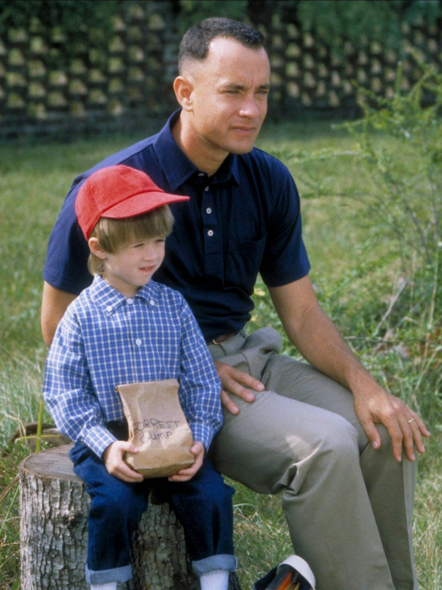Tom Hanks in seiner wohl bekanntesten Rolle als Forrest Gump, mit Filmsohn Haley Joel Osment.