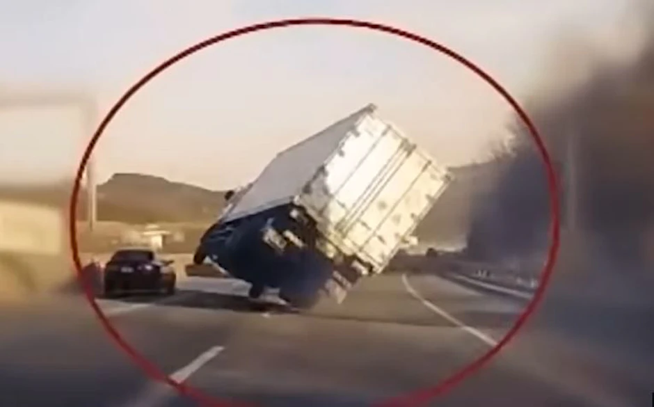 Haarscharf entgingen sie dem Horror-Unfall auf der Autobahn.