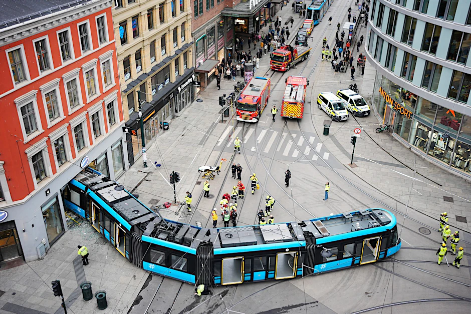 Eine Straßenbahn ist im Zentrum der norwegischen Hauptstadt entgleist und in ein Gebäude gefahren.