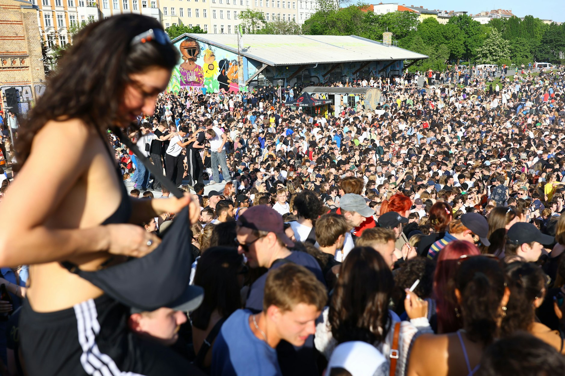 Ein Rave im Görlitzer Park zum 1. Mai: Dem Bezirk Friedrichshain-Kreuzberg wurden finanzielle Mittel zur Sauberkeit und Sicherheit für den 1. Mai 2025 gestrichen.