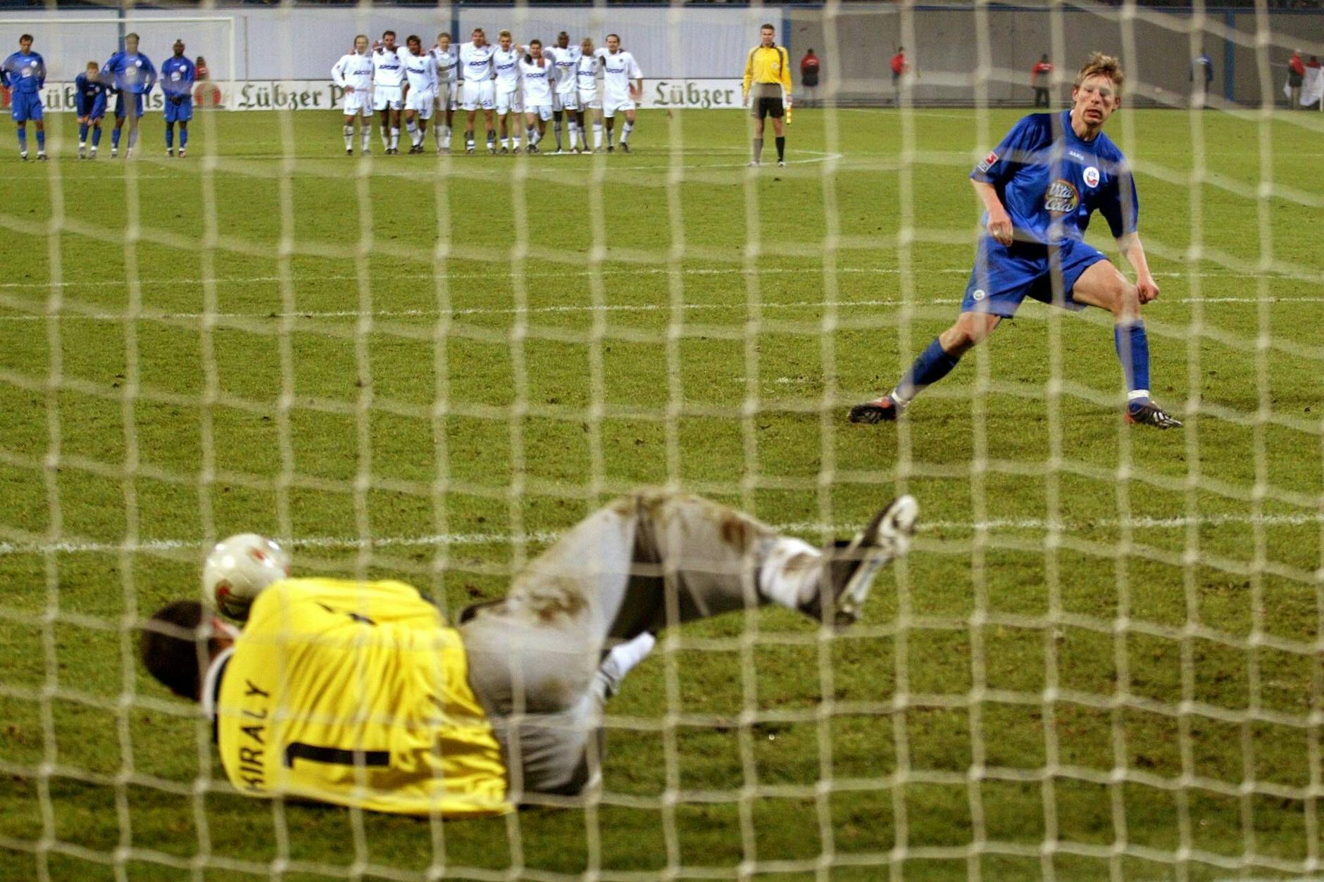 Gabor Kiraly hielt 2003 im Pokalspiel bei Hansa Rostock den entscheidenden Elfmeter und rettete dem damaligen Hertha-Trainer Huub Stevens den Job.