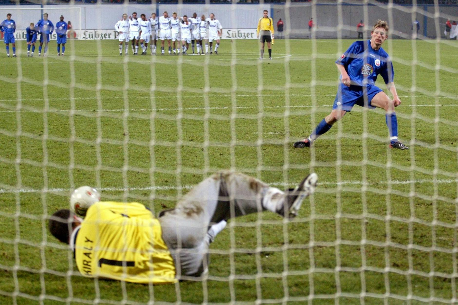 Hertha-Keeper Gabor Kiraly avanciert im Oktober 2003 im Pokalspiel gegen Hansa Rostock zum Helden.