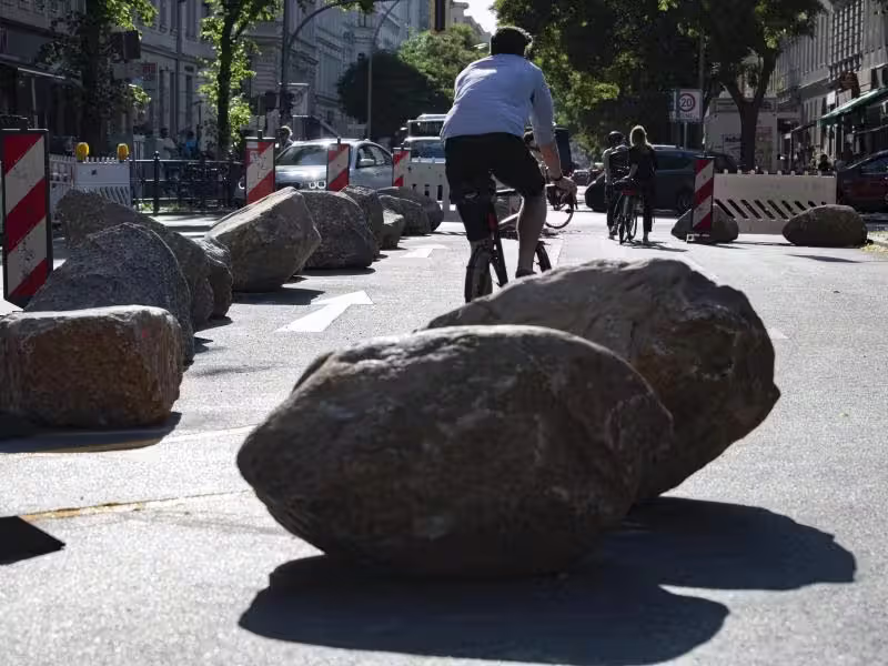 Image - Kreuzberg: Findlinge blockieren Parkplätze