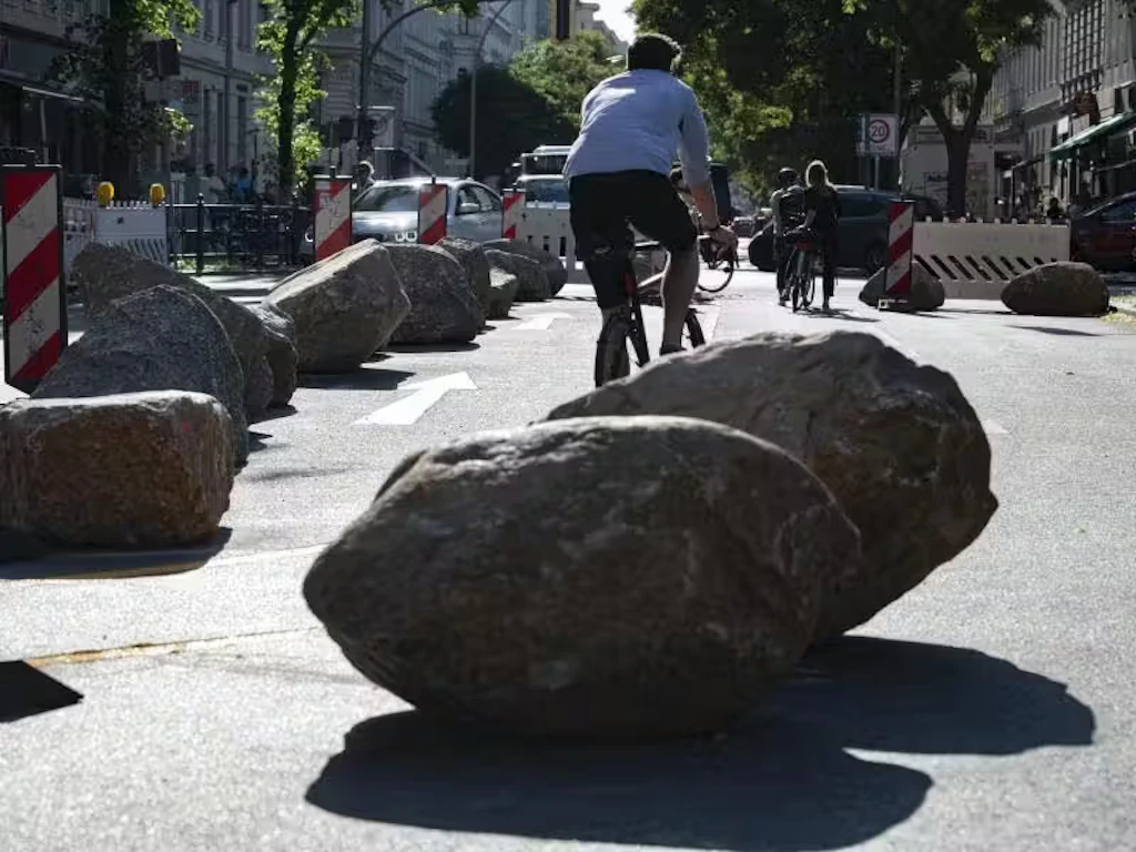 Kreuzberg: Findlinge blockieren Parkplätze