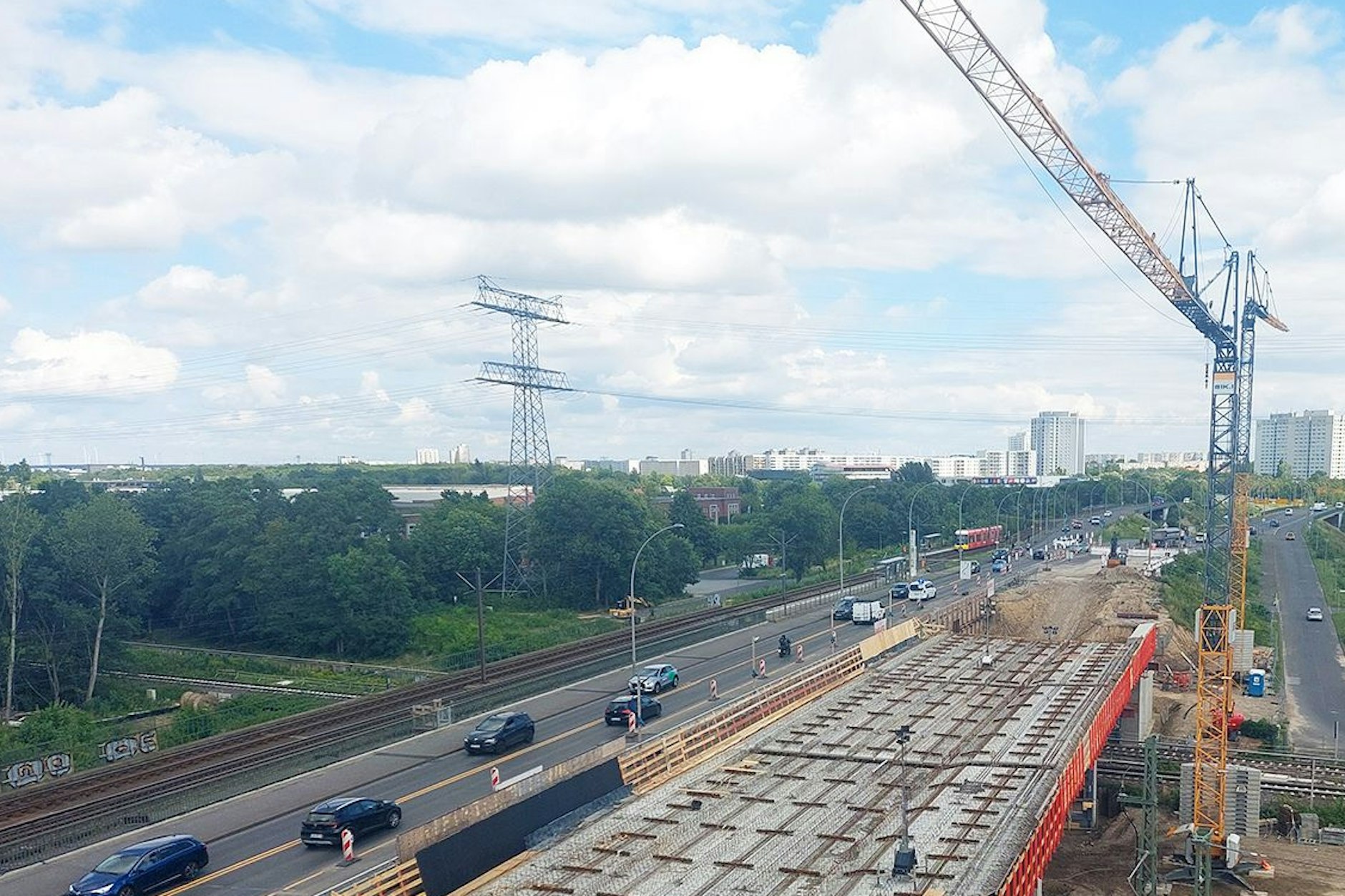 Bauarbeiten am Verkehrsknotenpunkt Marzahn: So sah es 2023 aus, nun gehen die Arbeiten erst richtig los, sollen bis 2029 dauern.