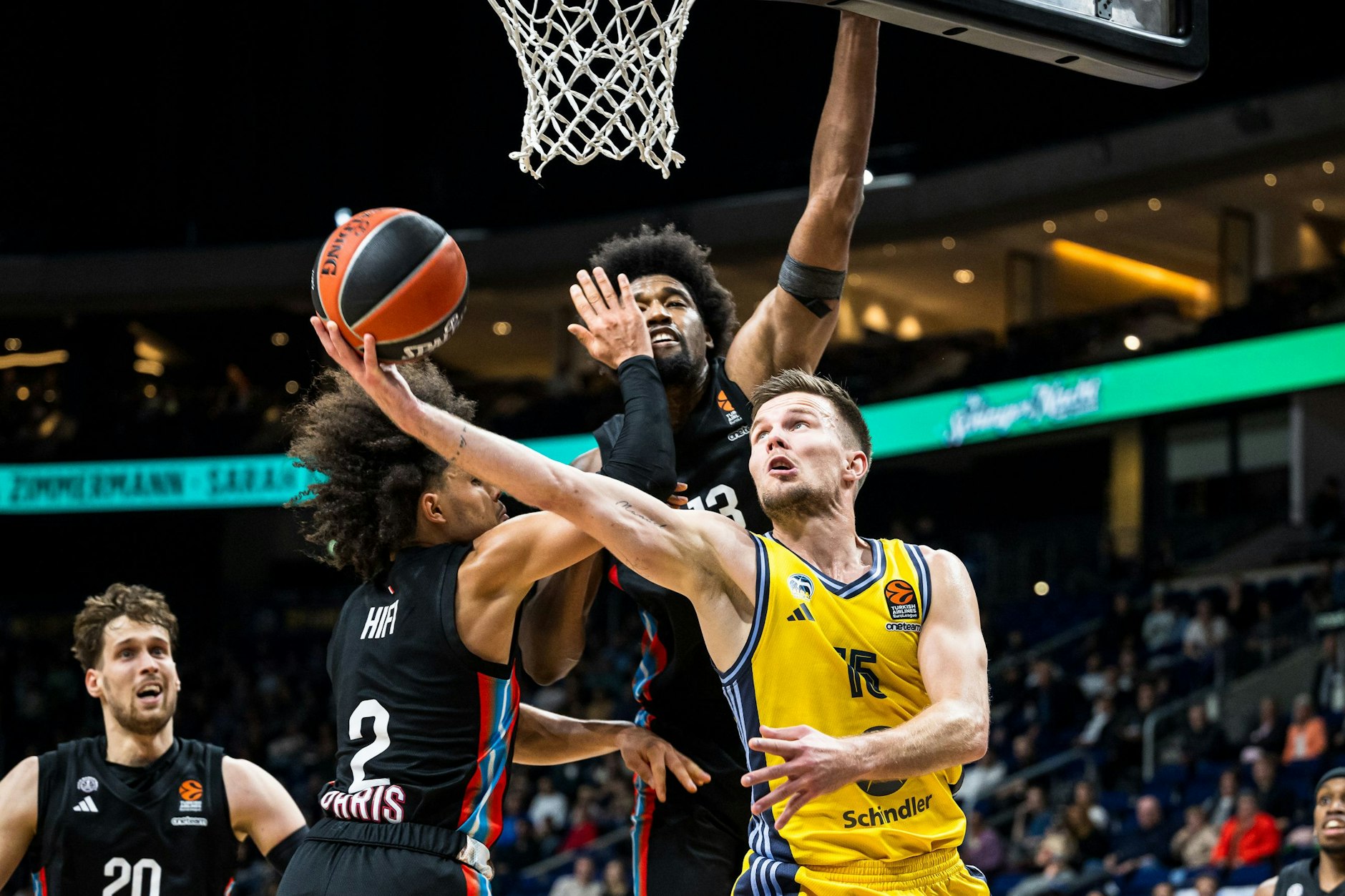 Nadir Hifi und Kevarrius Hayes von Paris Basketball versuchen Albas Martin Hermannsson zu stoppen.
