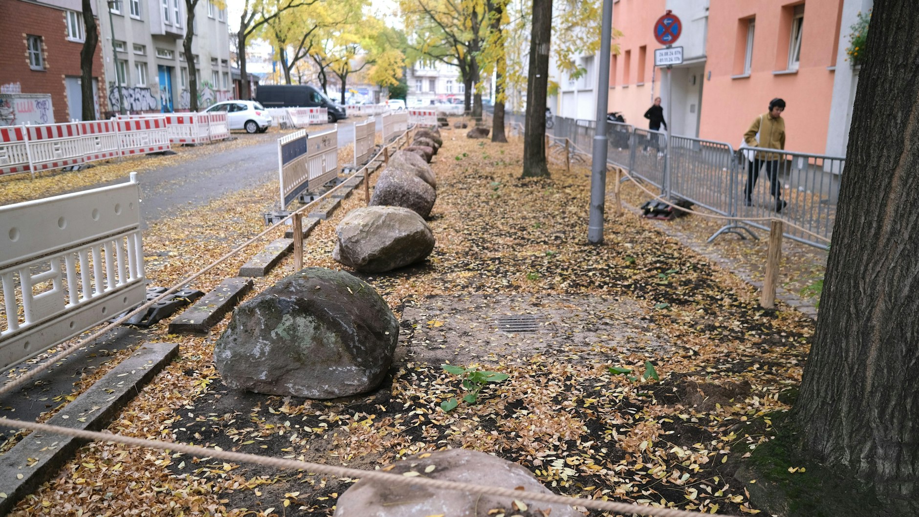 In der Ruhlsdorfer Straße in Kreuzberg liegen große Findlinge auf den ehemals 37 Parkplätzen.