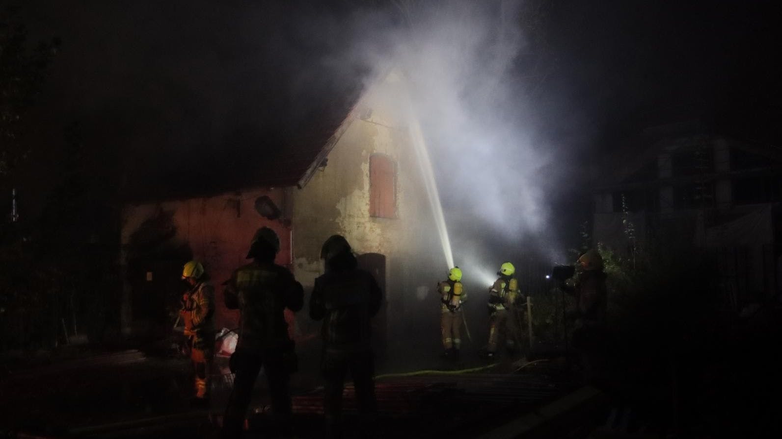 Die Feuerwehr beim Einsatz in Schmöckwitz.