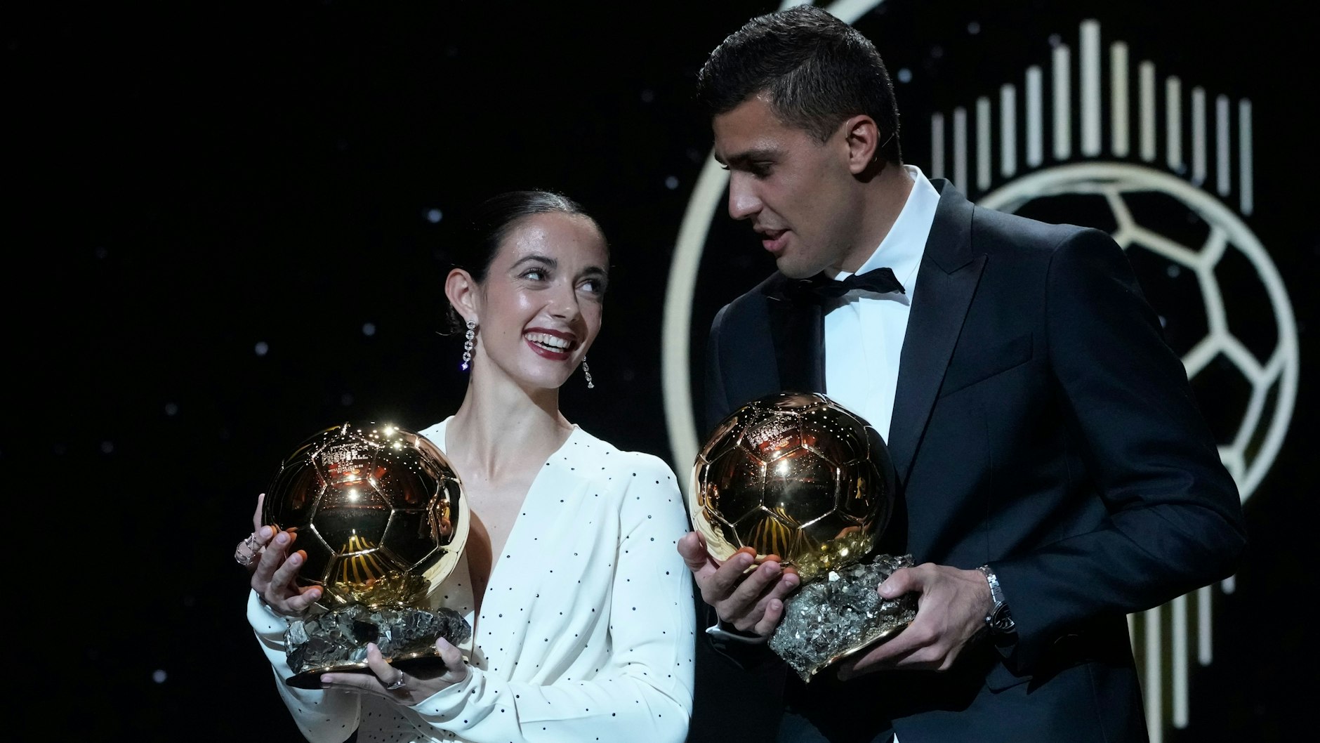 Aitana Bonmati und Rodri freuen sich auf der Bühne als Sieger der Weltfußballer-Wahl.