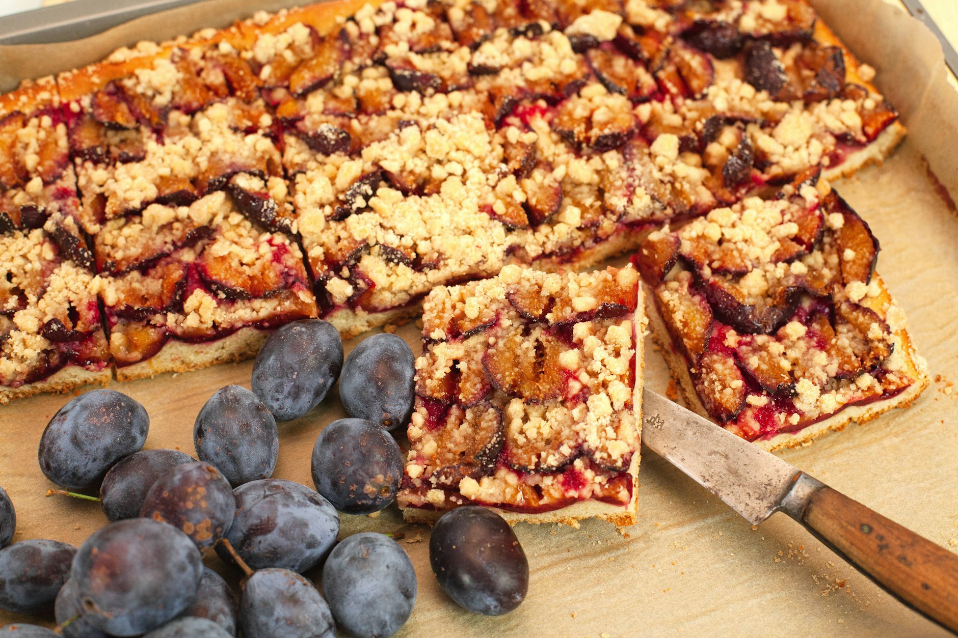 Omas supersaftiger Pflaumenkuchen vom Blech ist mehr als nur ein Rezept – er ist eine warme Umarmung.