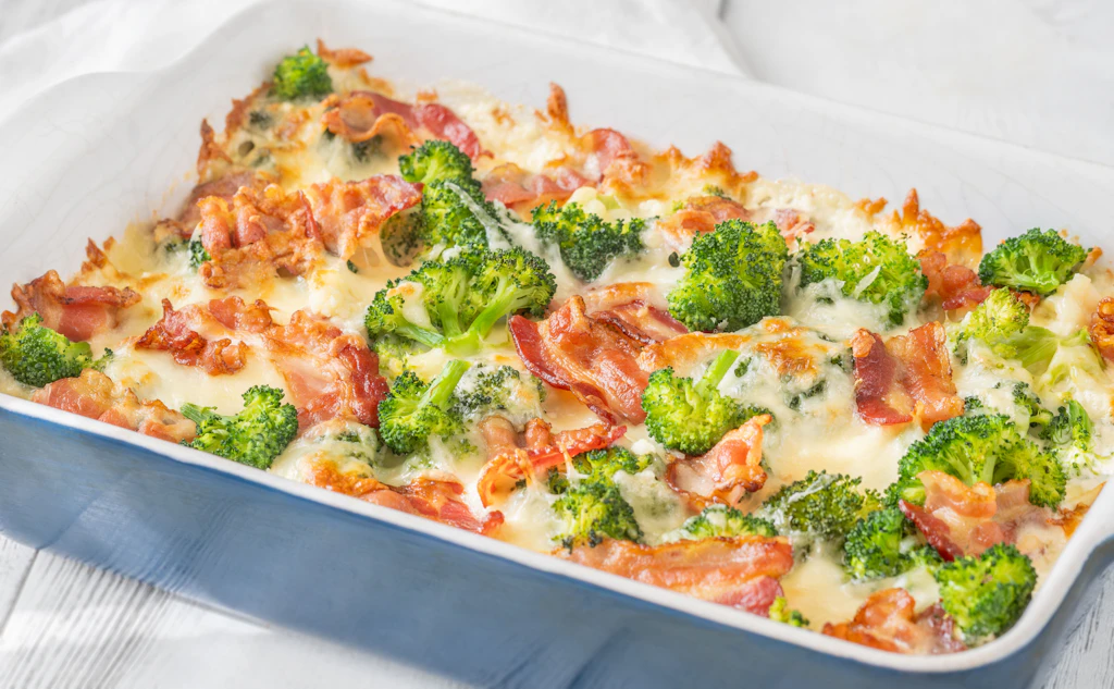Rezept für cremigen Brokkoli-Auflauf mit Nudeln und Speck