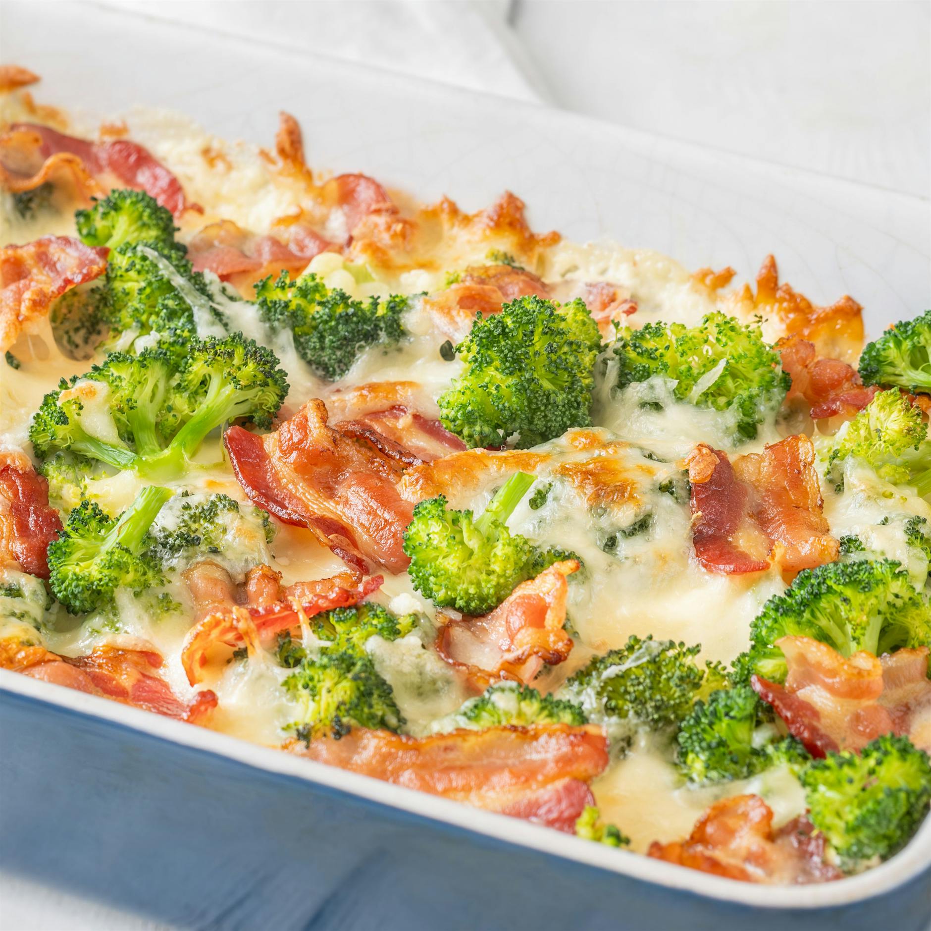 Rezept für cremigen Brokkoli-Auflauf mit Nudeln und Speck