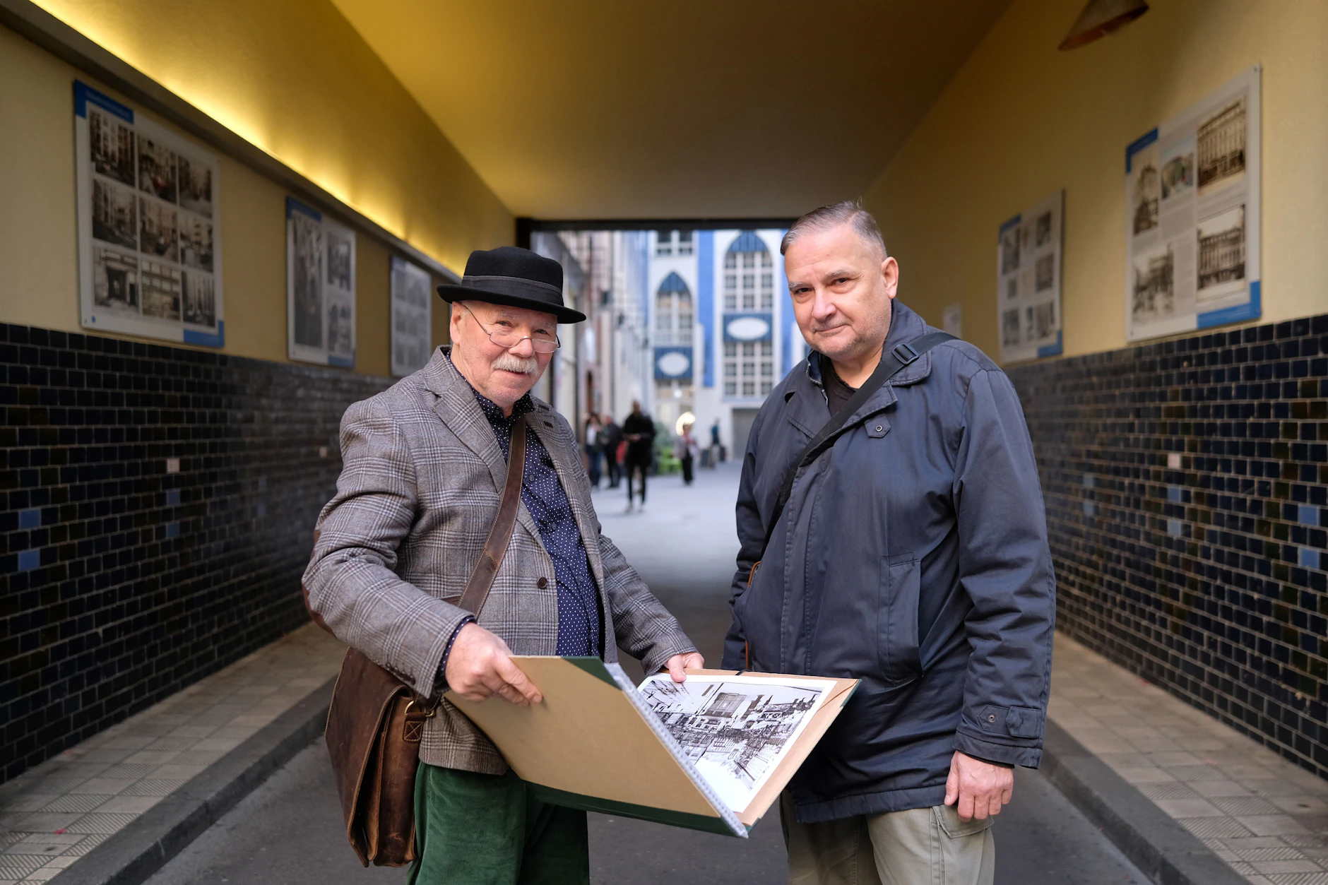 Klaus Bädicker (l.) und Stefan Wolski  haben mit ihren Bildern die Open-Air-Ausstellung in den Hackeschen Höfen bestückt. Auf 26 Tafeln erzählen sie die Geschichte des denkmalgeschützten Ensembles.