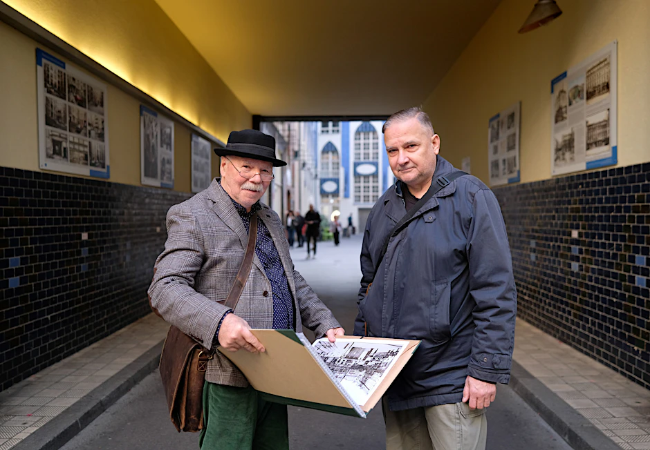 Klaus Bädicker (l.) und Stefan Wolski  haben mit ihren Bildern die Open-Air-Ausstellung in den Hackeschen Höfen bestückt. Auf 26 Tafeln erzählen sie die Geschichte des denkmalgeschützten Ensembles.