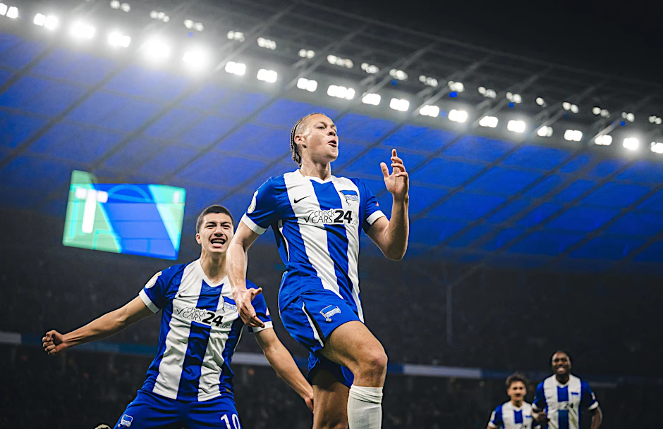 Torschütze Derry Scherhant (r.) feiert mit Vorlagengeber Ibrahim Maza den Treffer zum 1:0 von Hertha BSC gegen den 1. FC Heidenheim.