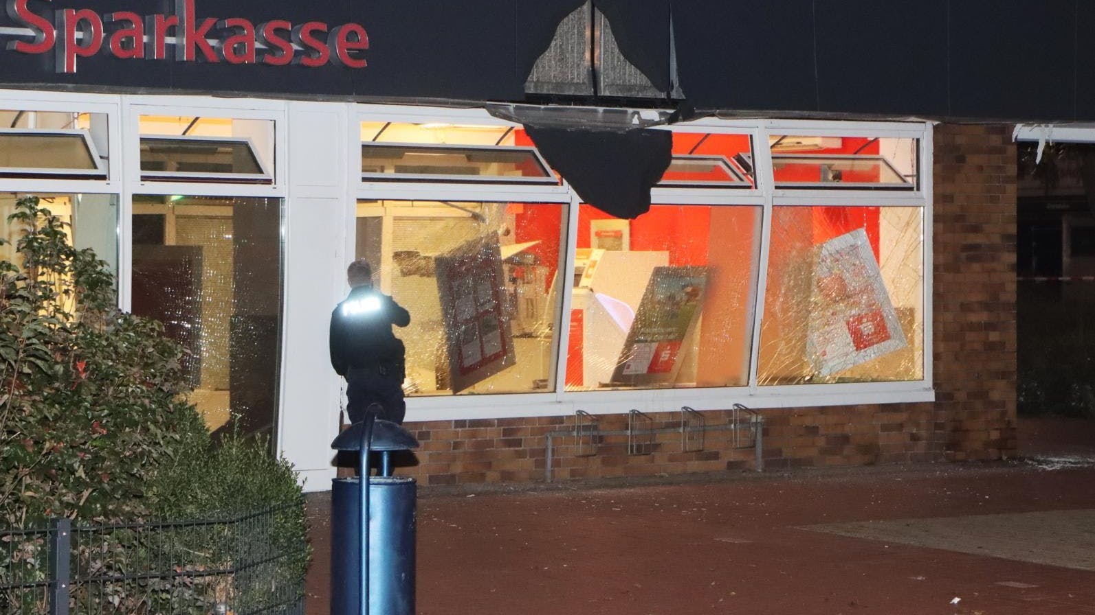 Die Filiale der Sparkasse wurde stark beschädigt.