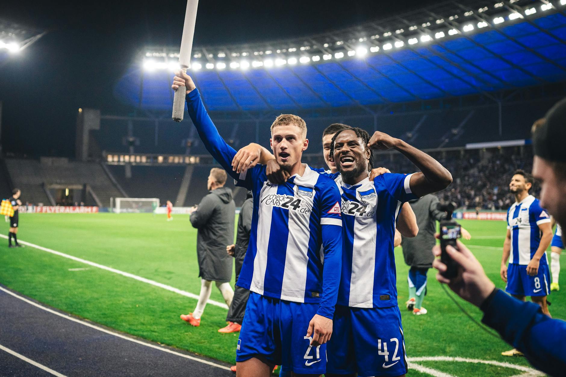 So sehen Pokalsieger aus! Torschütze Michael Cuisance und Kampfmaschine Deyo Zeefuik jubeln über Herthas 2:0 gegen Heidenheim.