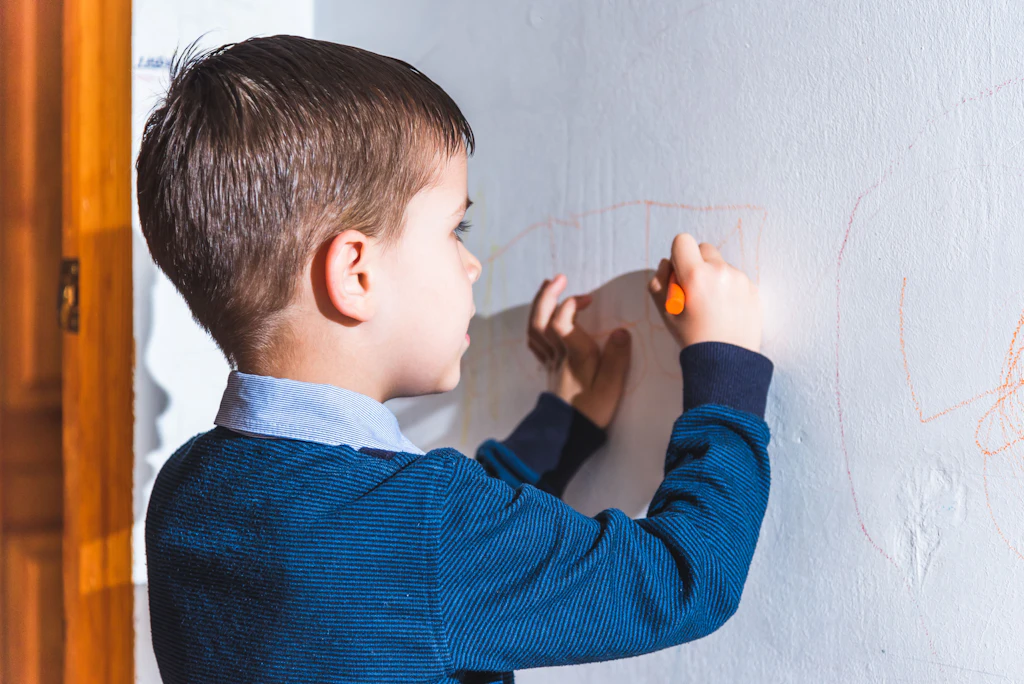 Backpulver, Haarspray, Bügeleisen: So geht der Fleck auf Wand und Tapete weg!