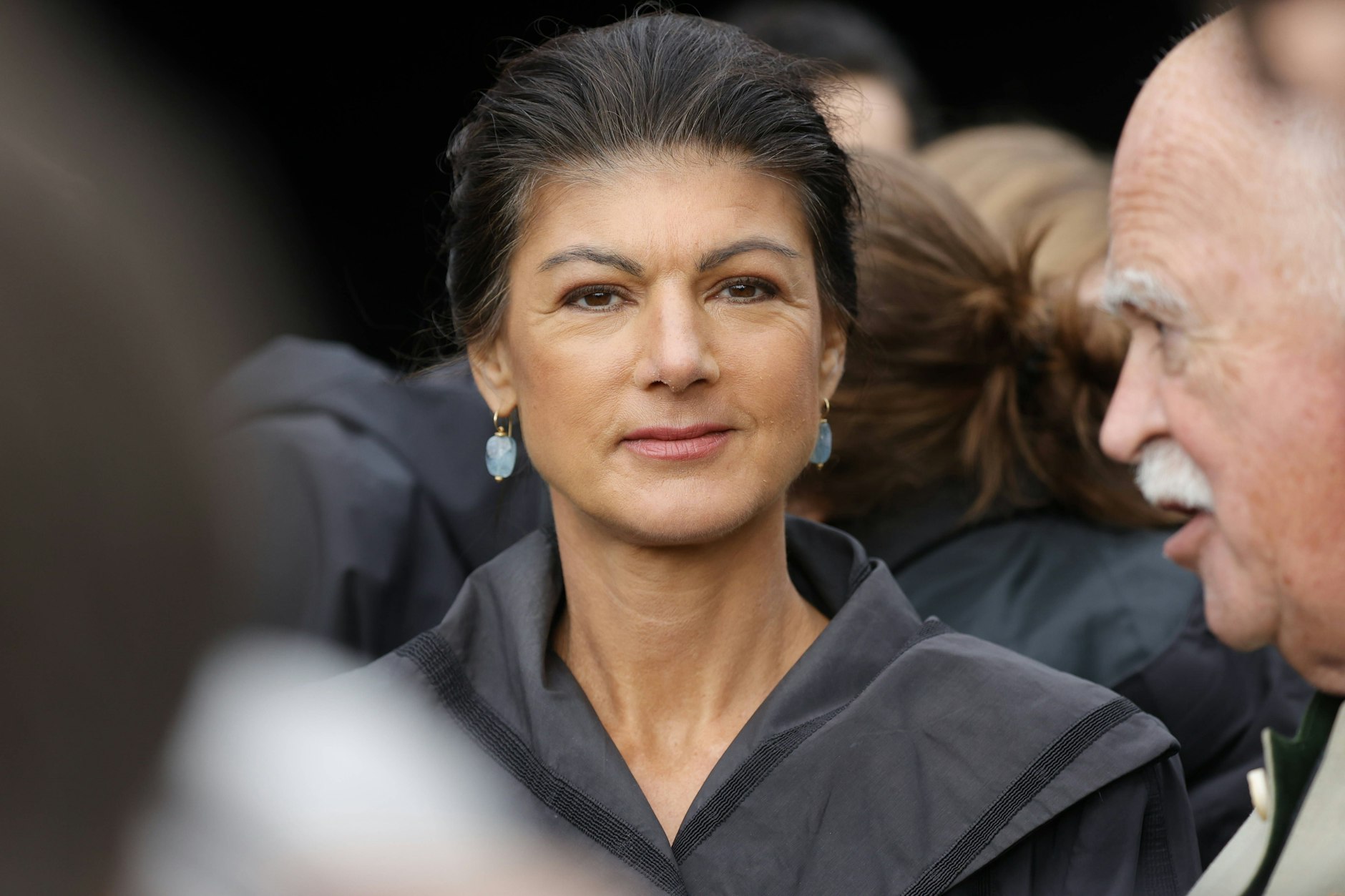 Die BSW-Parteivorsitzende Sahra Wagenknecht steht für den Kurs ihrer eigenen Partei. Doch die erste Landeschefin schießt jetzt quer und weicht Wagenknechts Kernforderungen auf um regieren zu können.